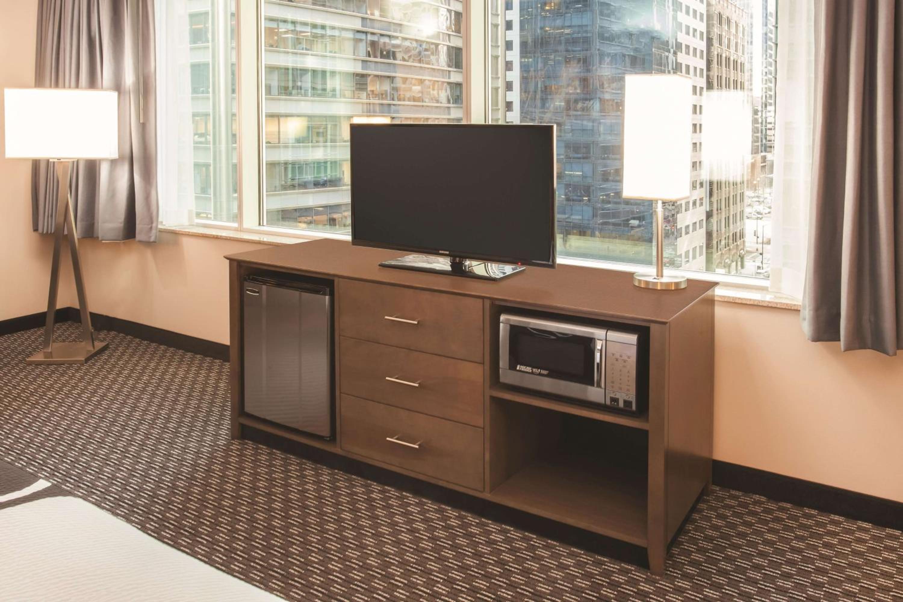 Corner King Suite with Sofa Bed and Panoramic City View - Non-Smoking - Photo 2