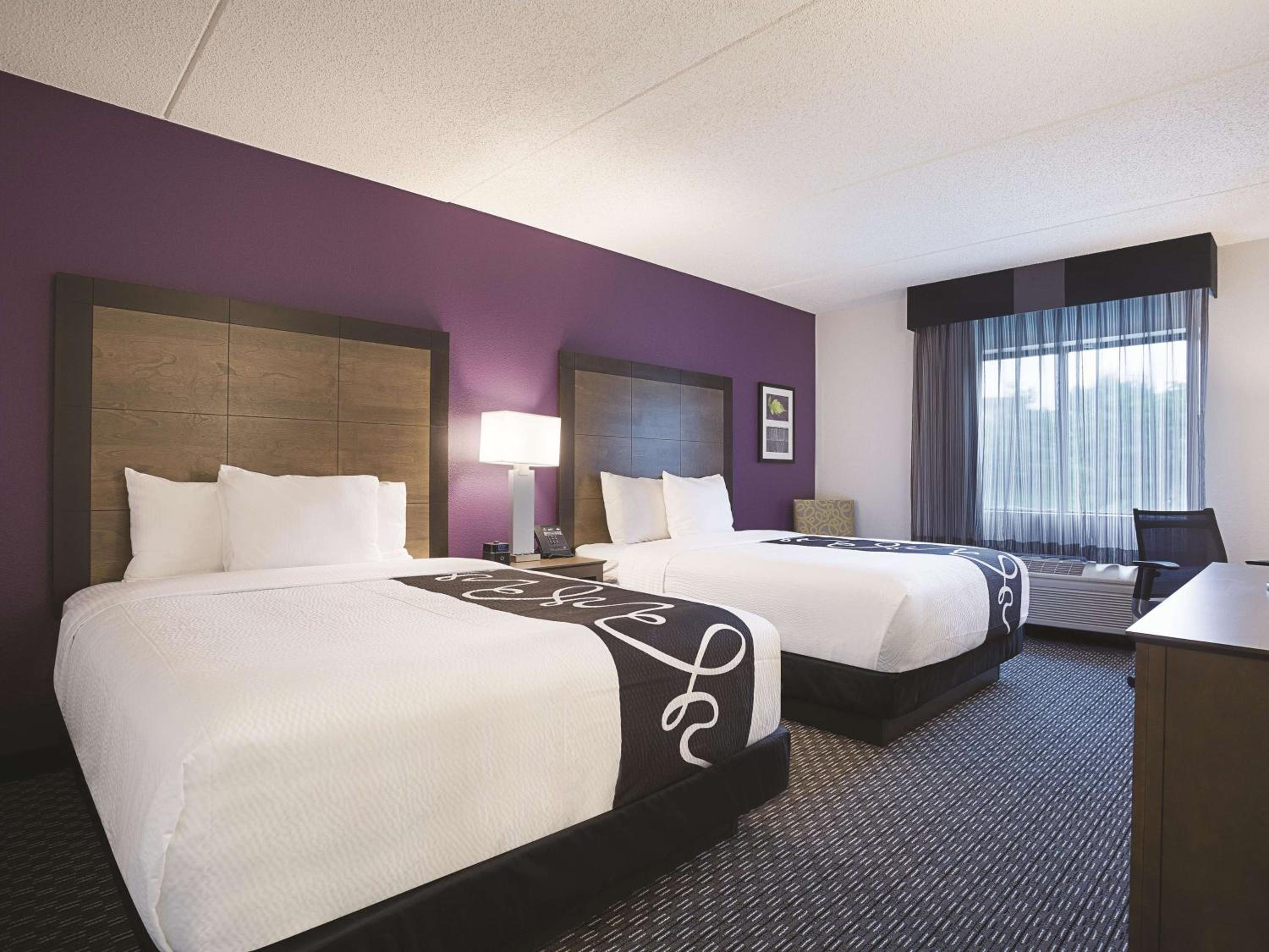 Queen Room with Two Queen Beds - Photo 5