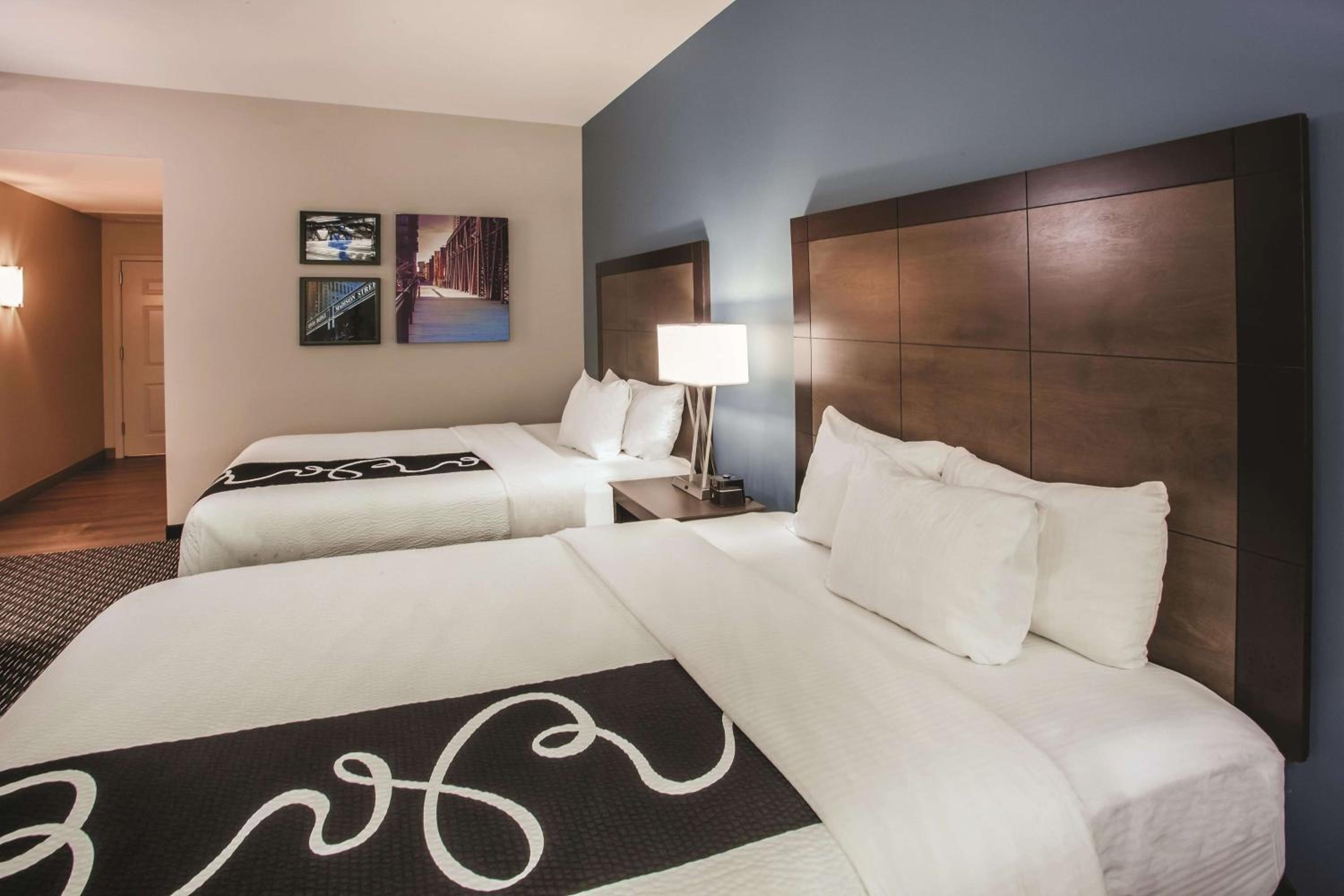 Queen Room with Two Queen Beds and Bath Tub - Mobility Accessible/Non-Smoking - Photo 2