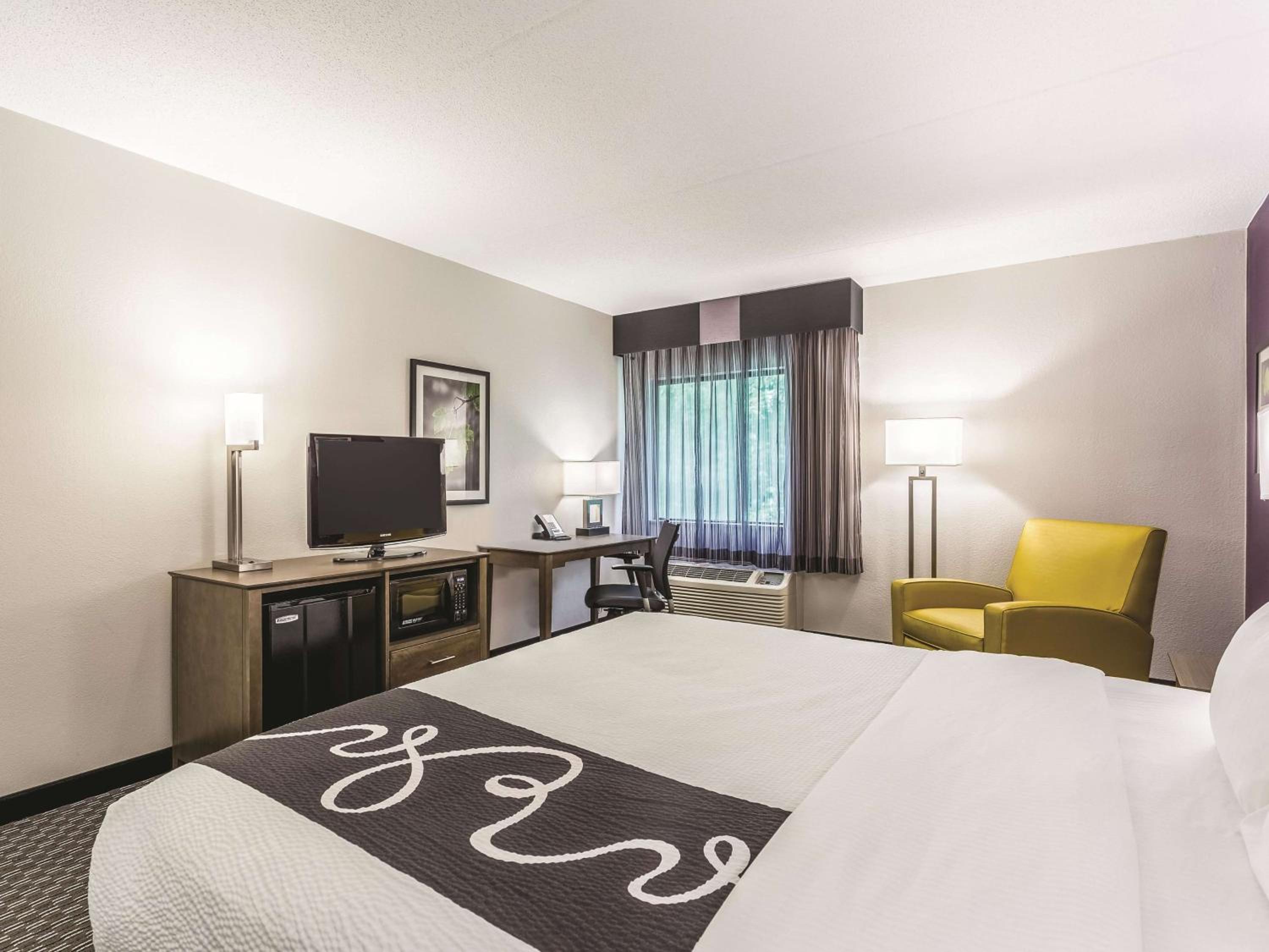 Deluxe King Room - Non-Smoking - Photo 5