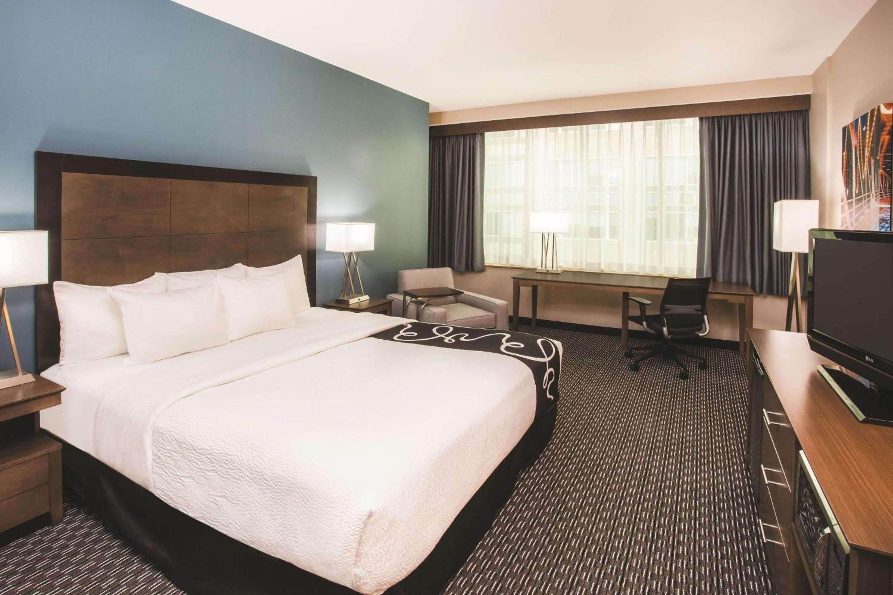 King Room with Bath Tub - Mobility Accessible/Non-Smoking - Photo 1