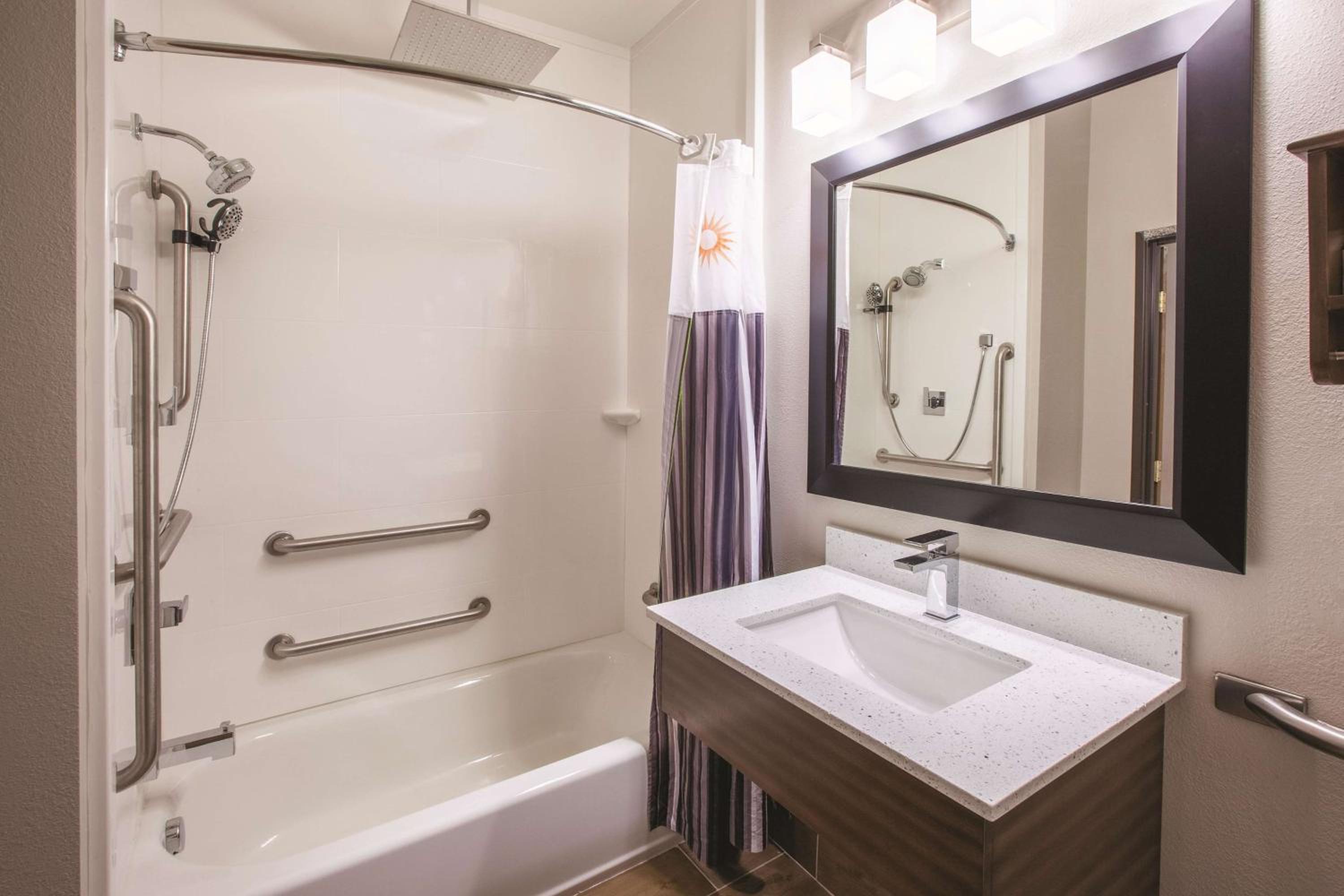 Queen Room - Disability Access - Photo 2