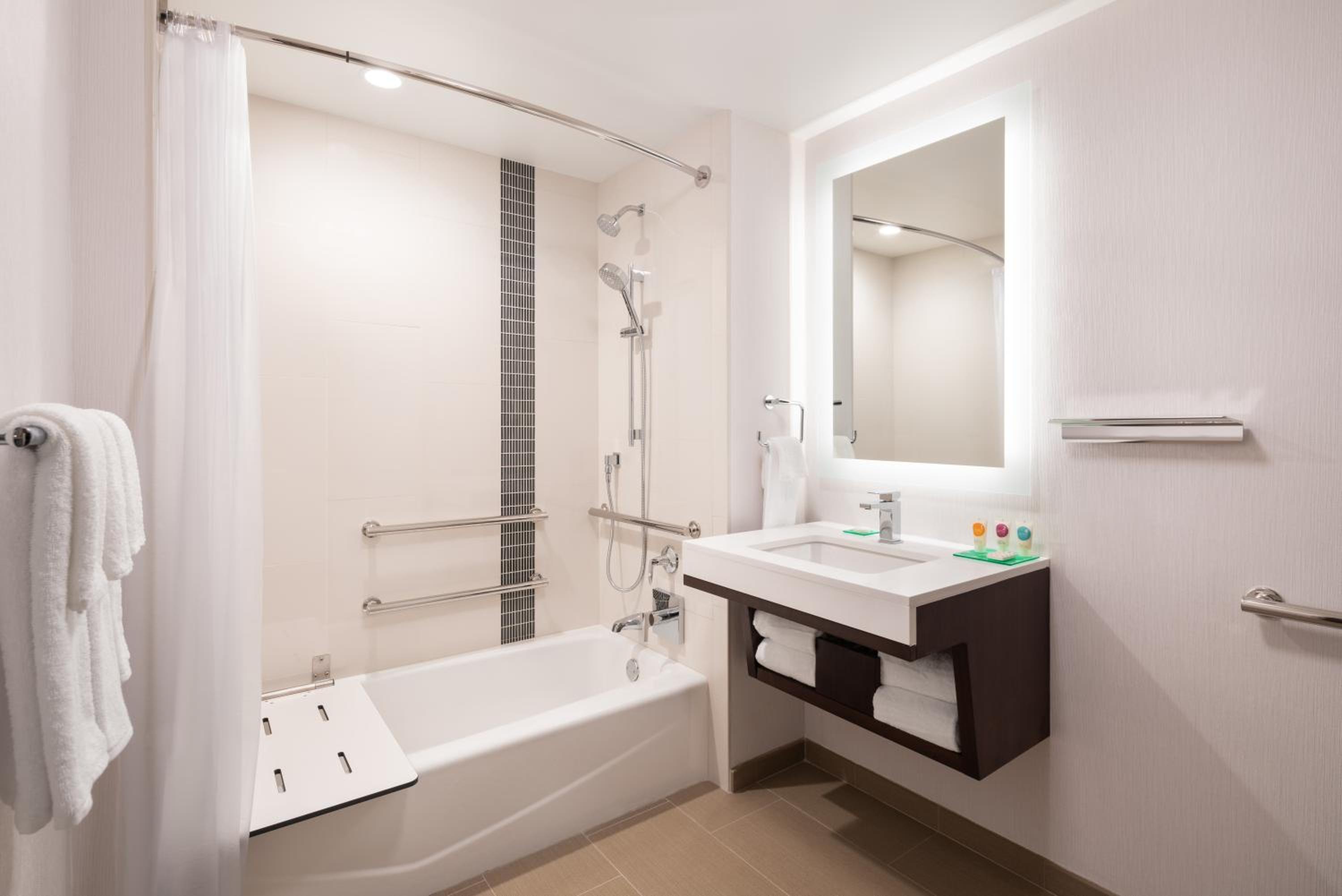 King Room with Accessible Tub thumbnail 5