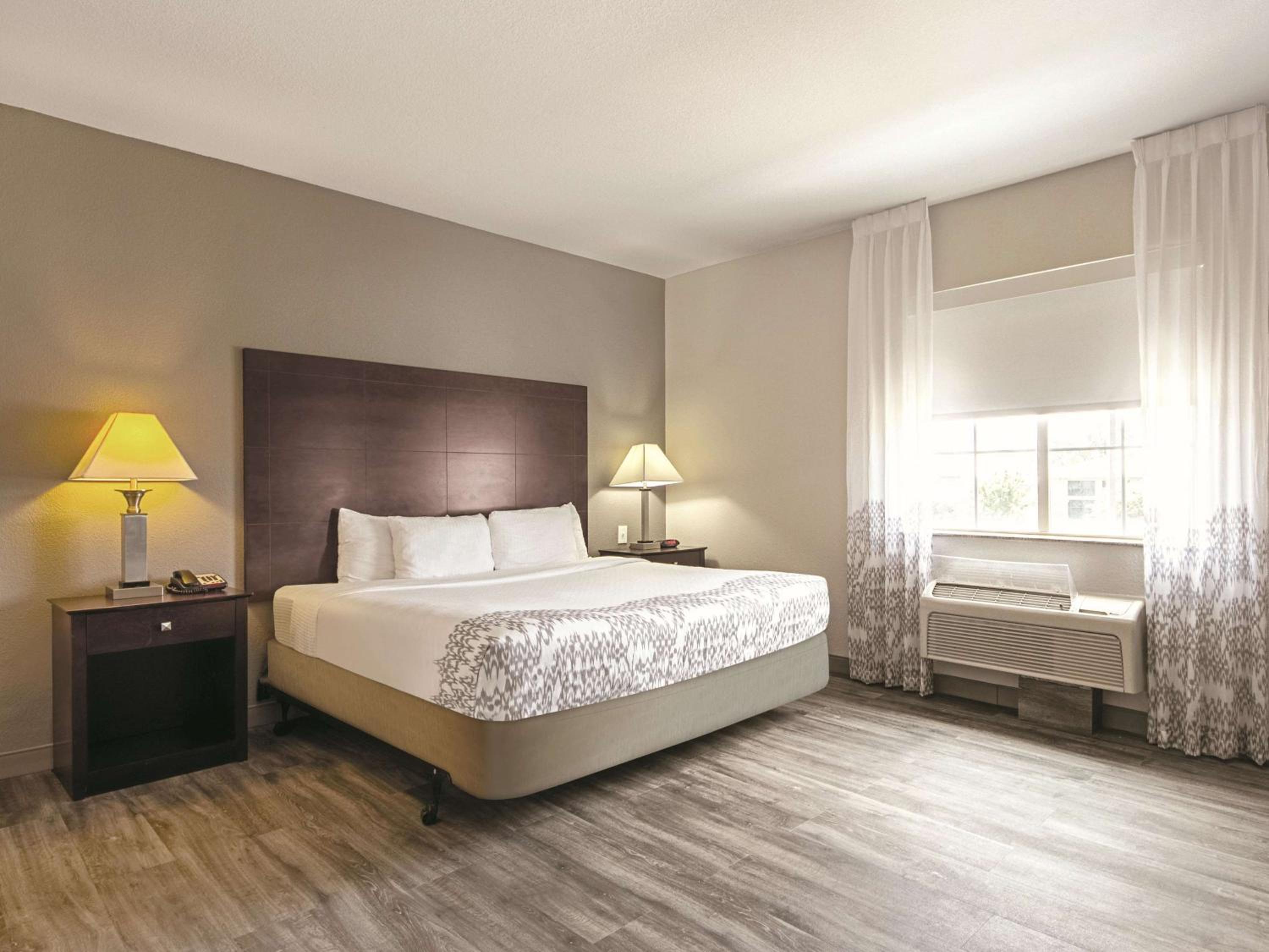 Deluxe King Suite - Non-Smoking - Photo 1