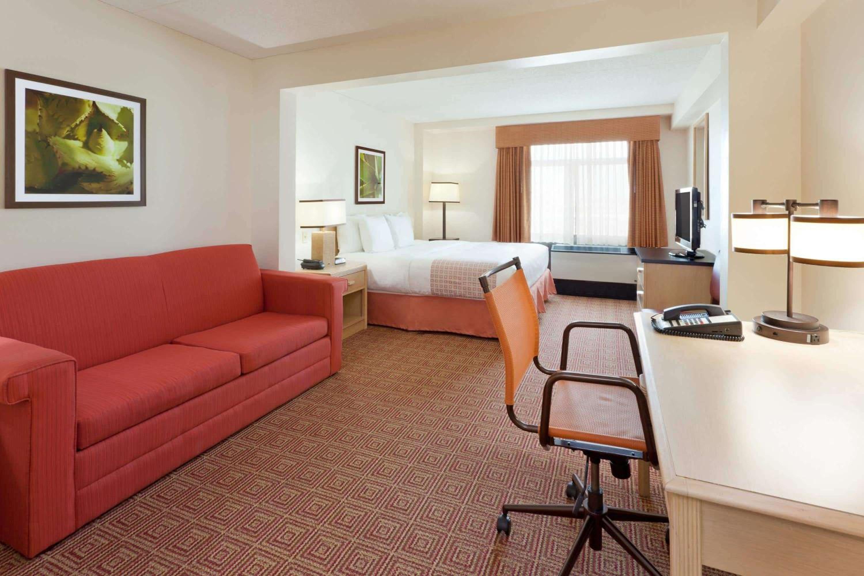 Deluxe King Room with Sofa Bed - Non-Smoking photo 3