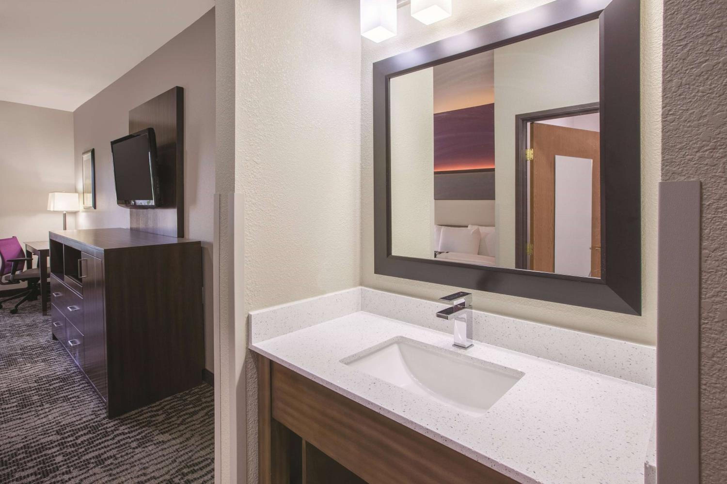Deluxe King Room - Photo 2
