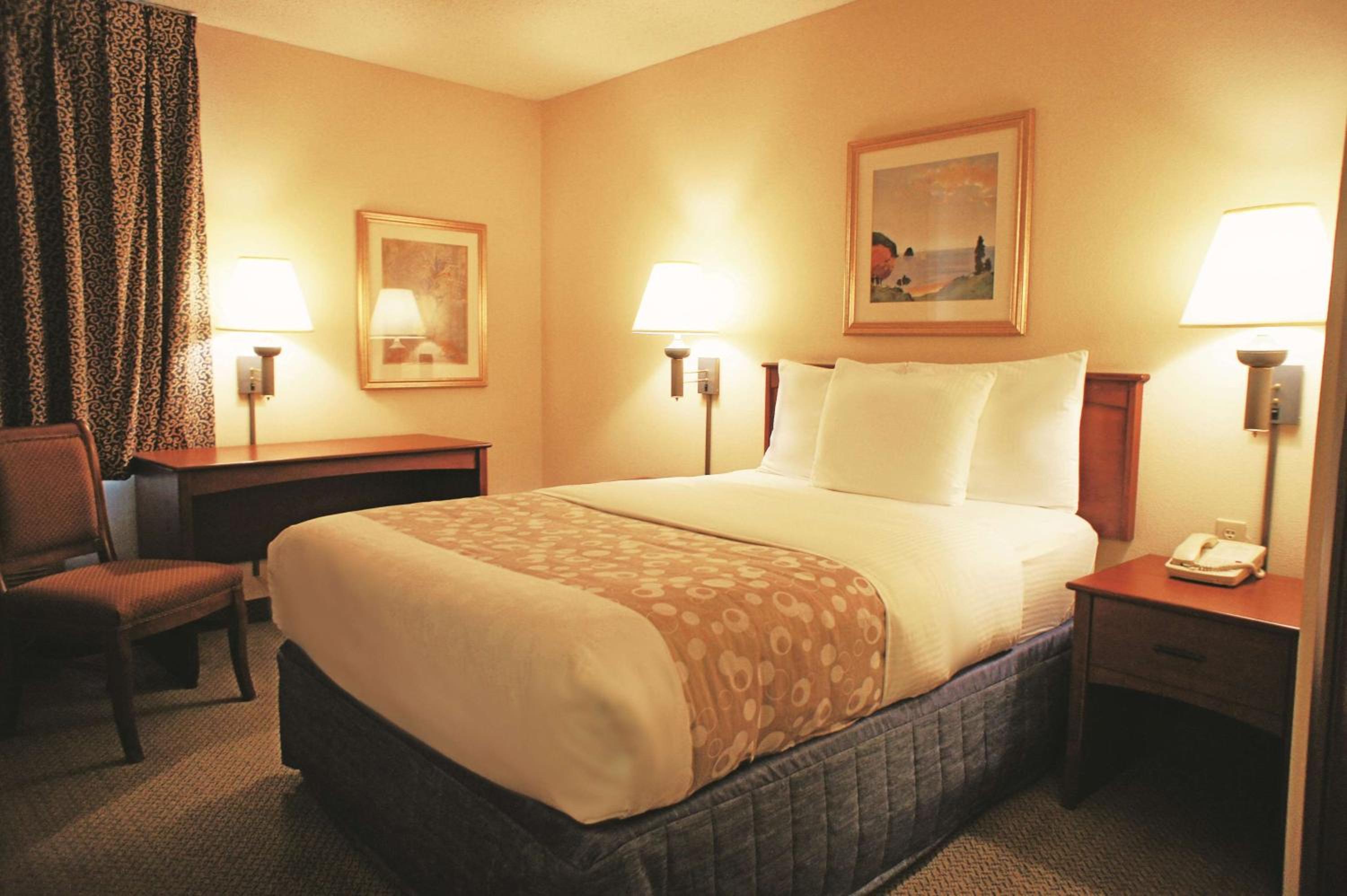 1 Double Bed, Mobility/Hearing Accessible Room, Bathtub w/Grab Bars, Non-Smoking - Photo 2