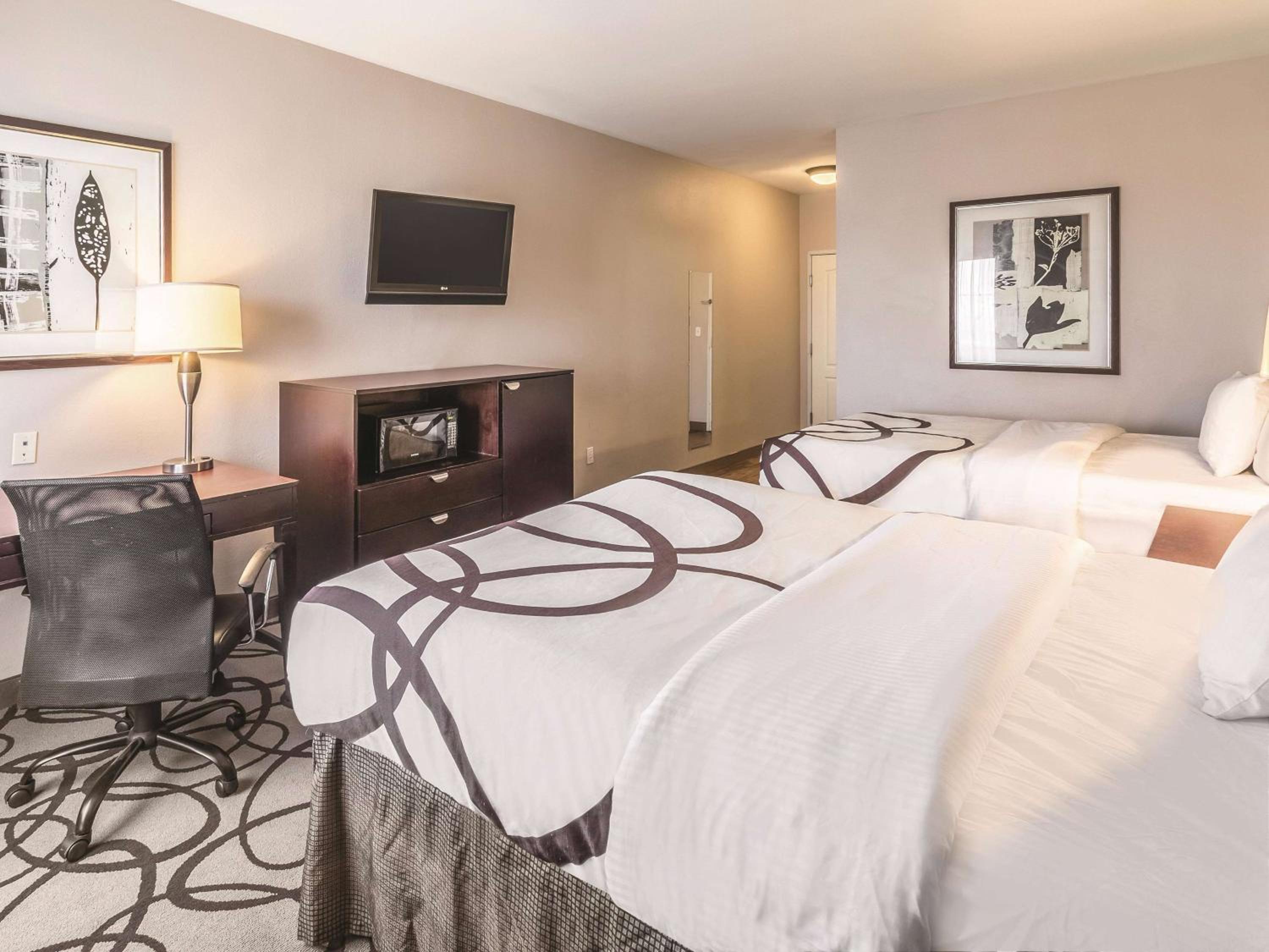2 Queen Beds, Lake/Pool View, Non-Smoking - Photo 1