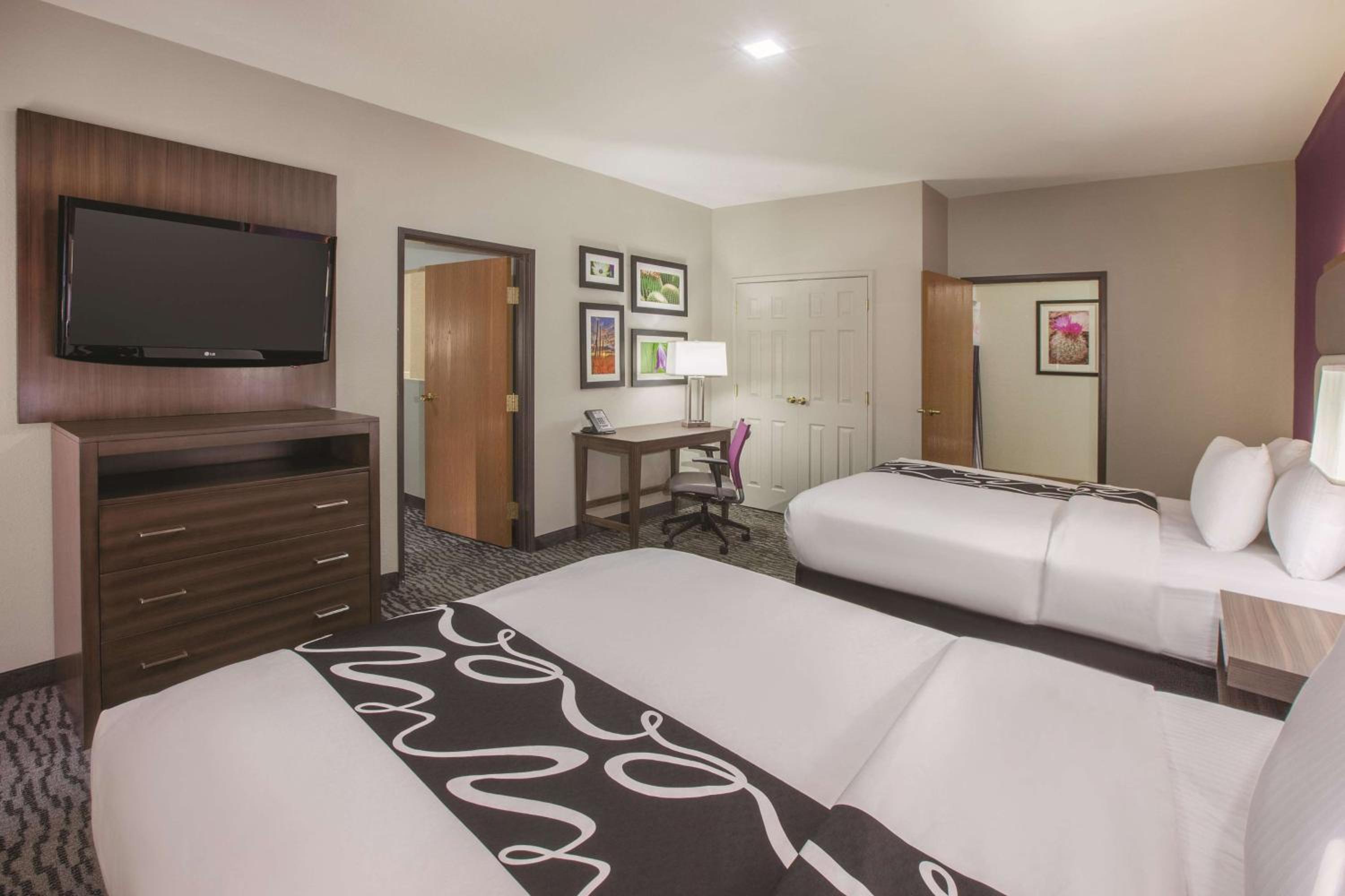 Deluxe Queen Executive Suite with Two Queen Beds - Non-Smoking - Photo 6