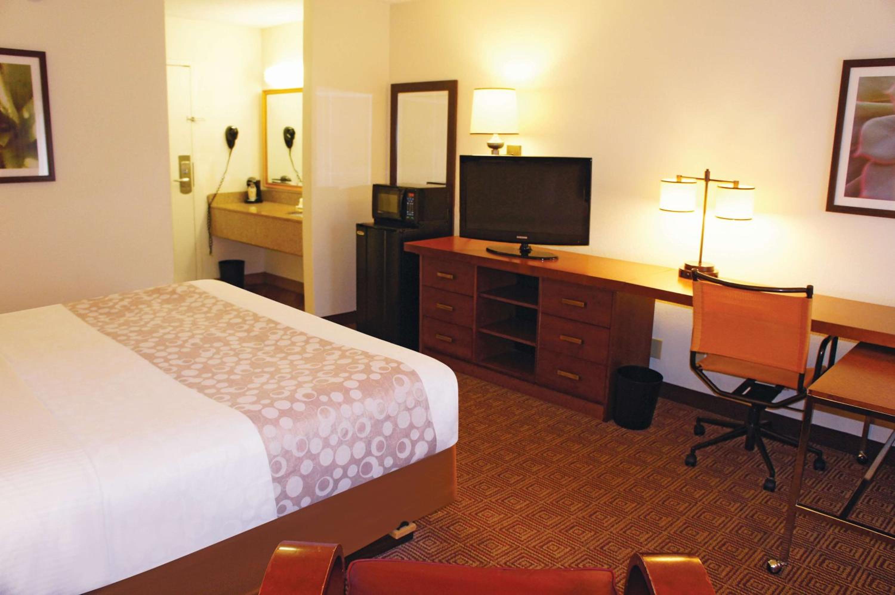 Deluxe King Room - Photo 5