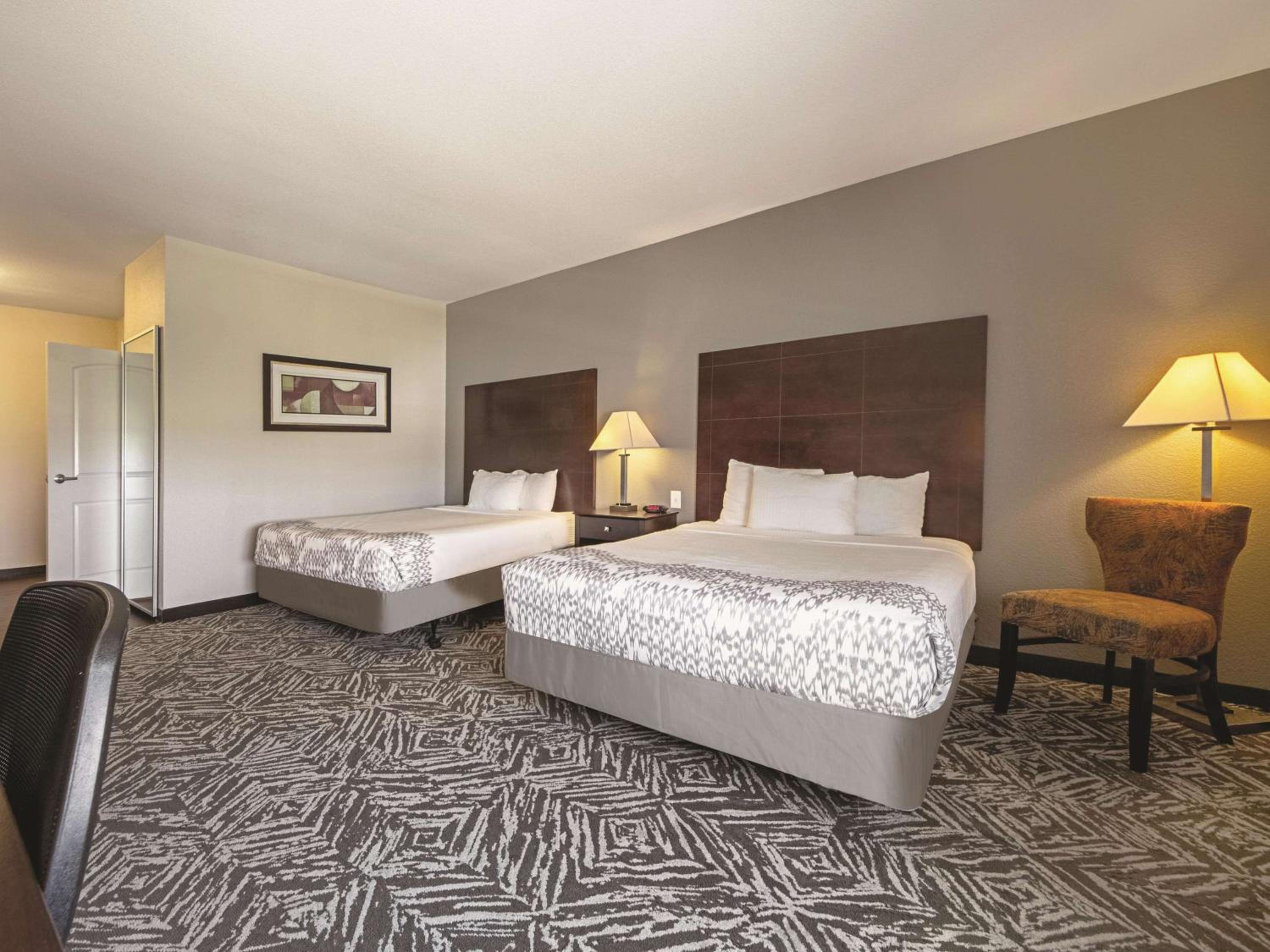 Queen Room with Two Queen Beds - Photo 3