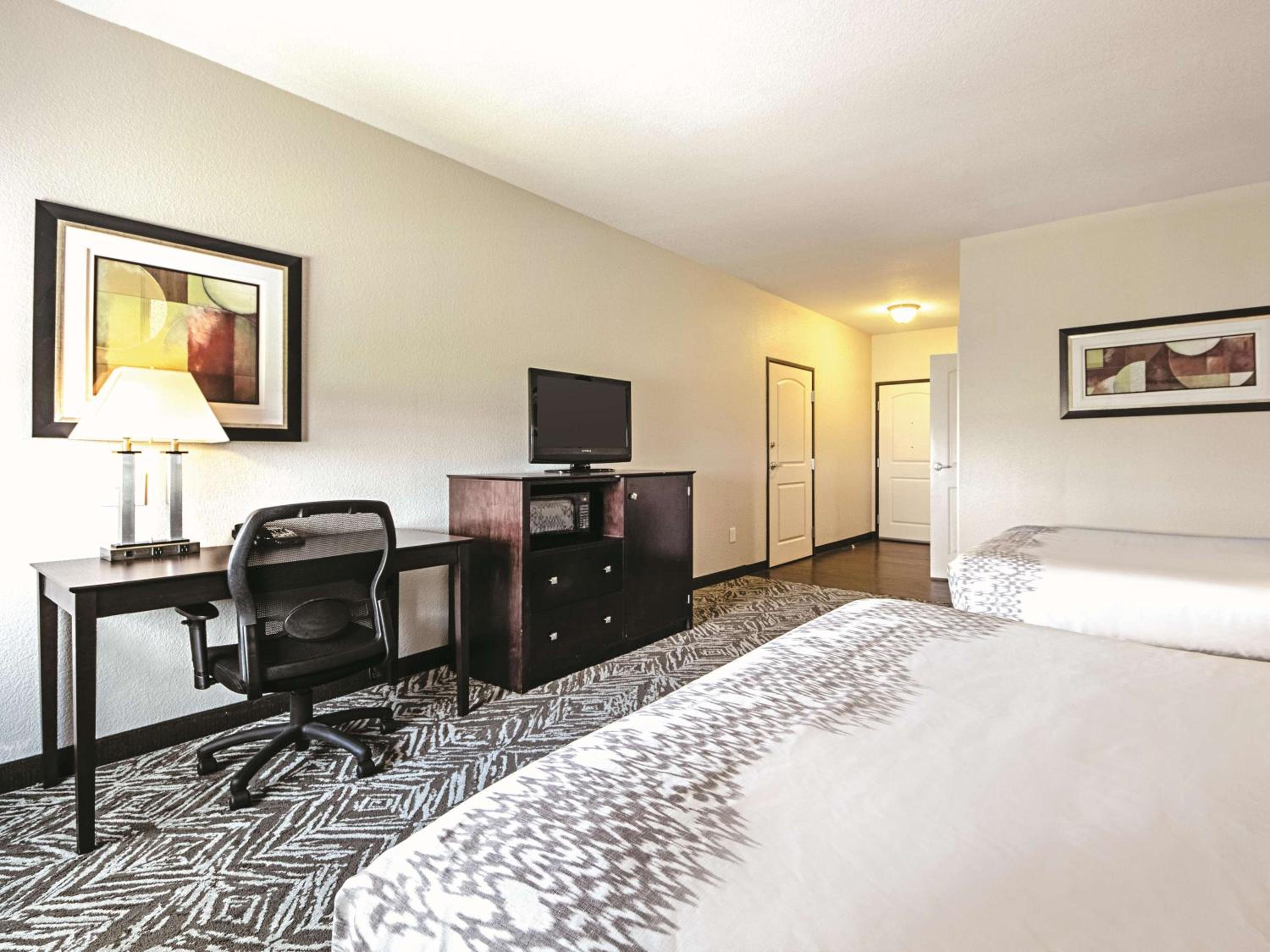 Queen Room with Two Queen Beds - Photo 4