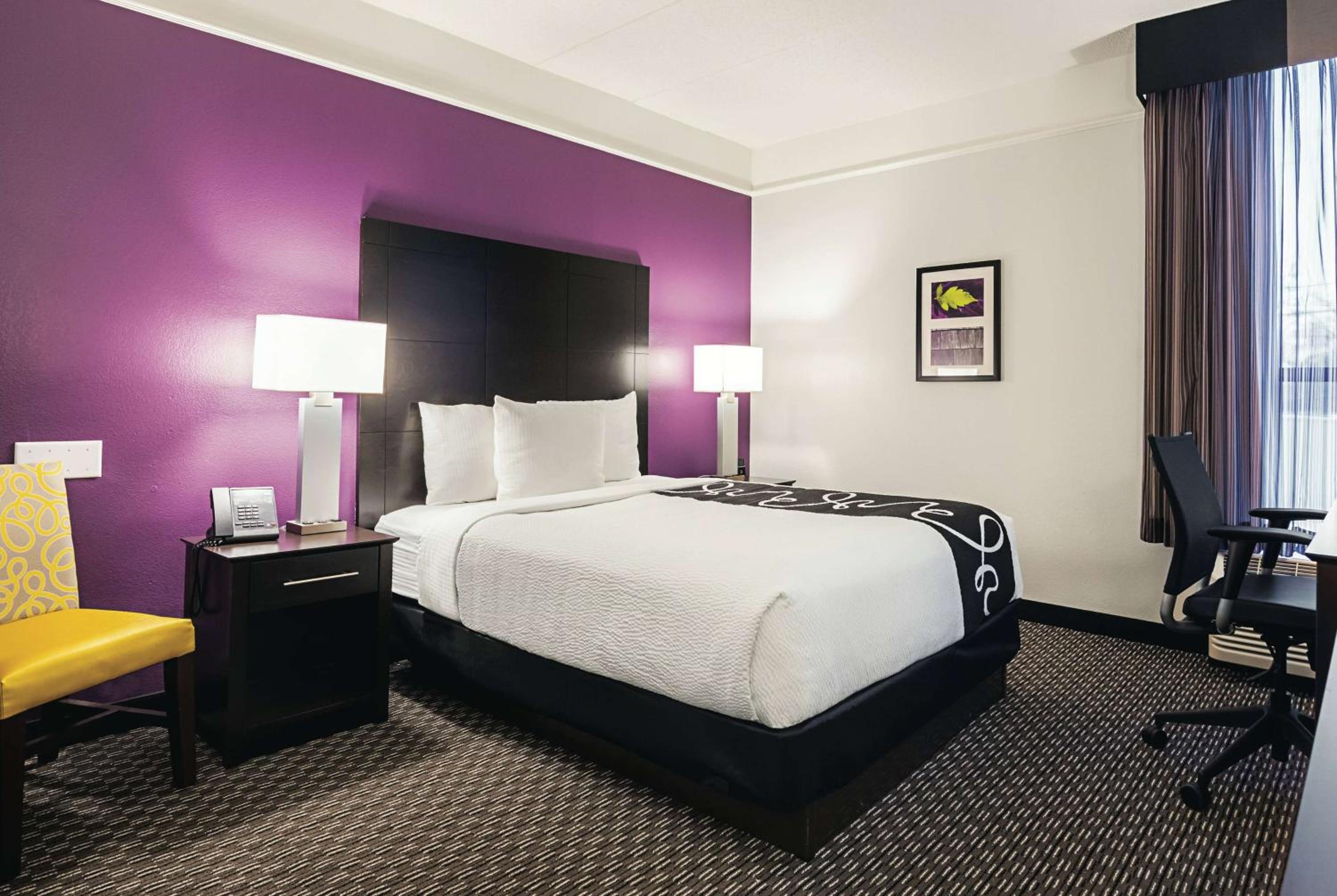 Queen Room - Disability Access - Photo 3