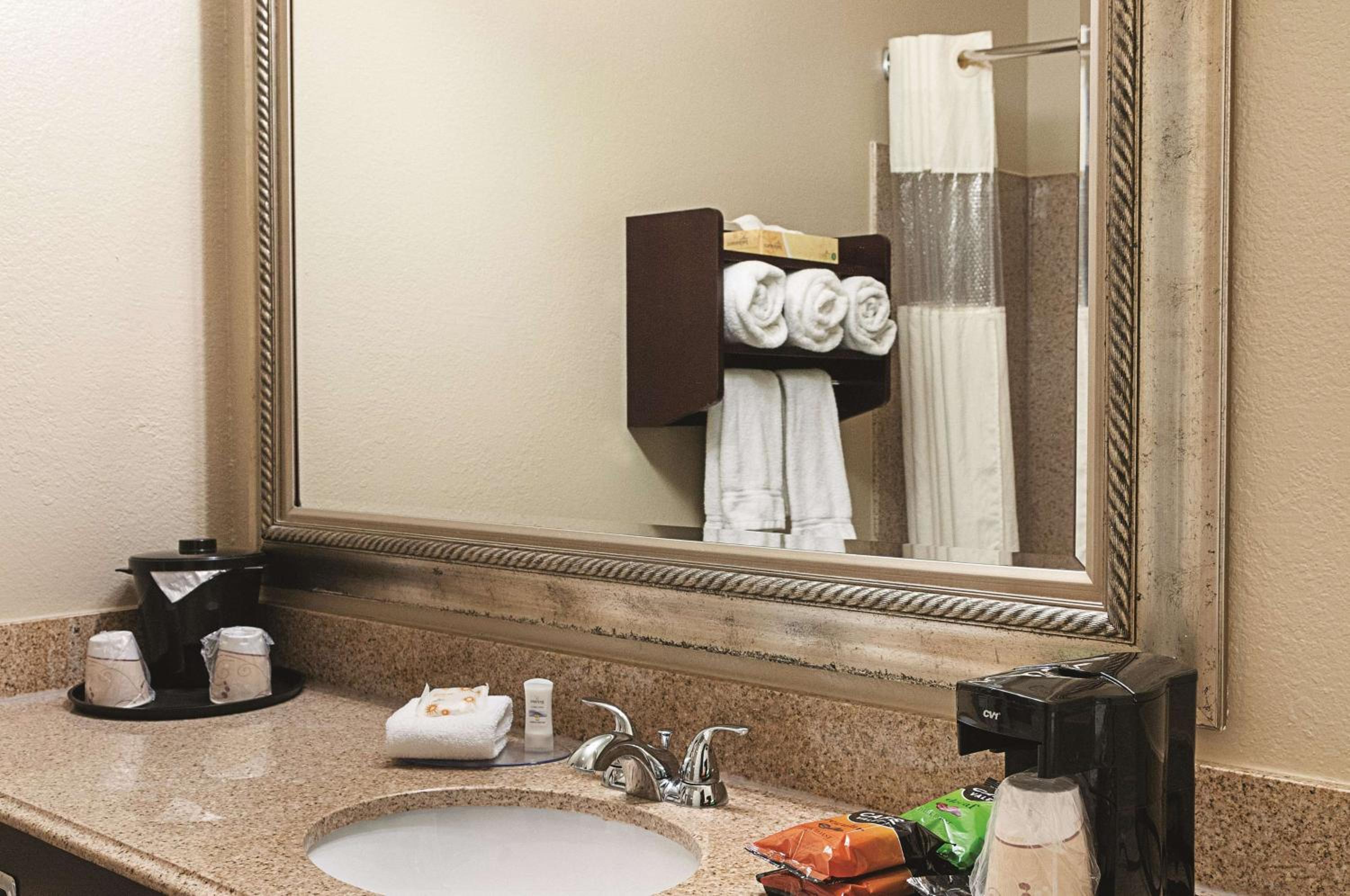 King Room - Non-Smoking - Photo 2