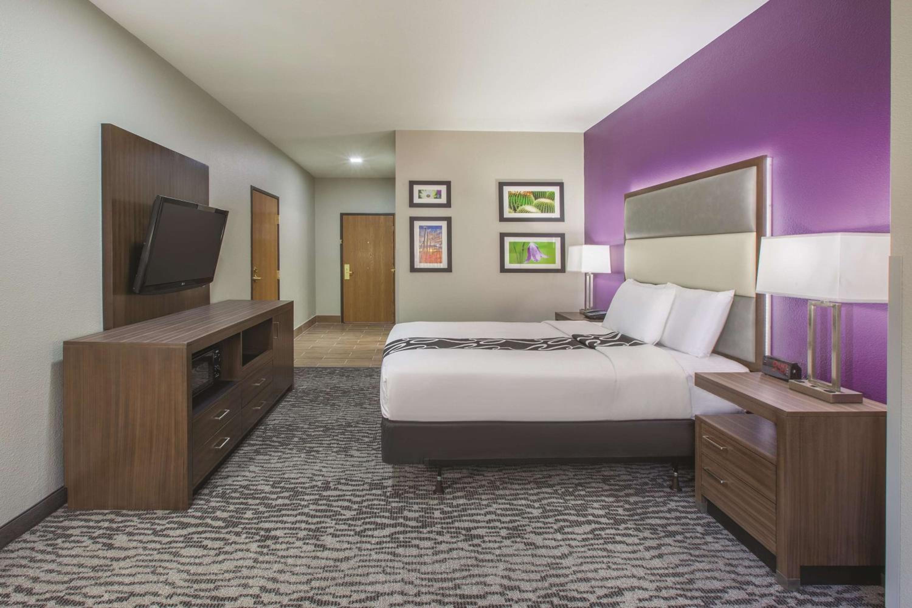 Queen Room - Disability Access - Photo 7