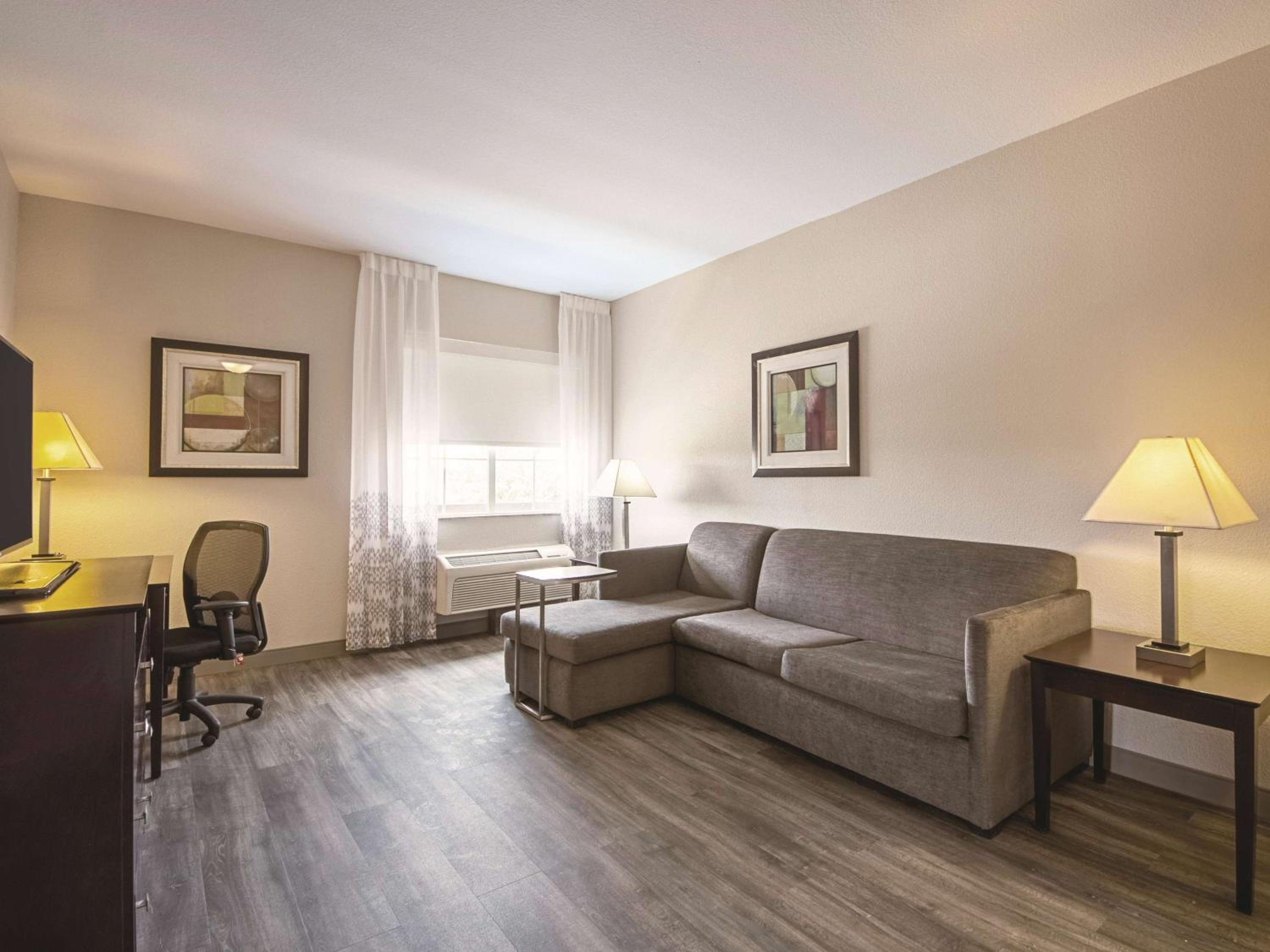 Deluxe King Suite - Non-Smoking - Photo 2