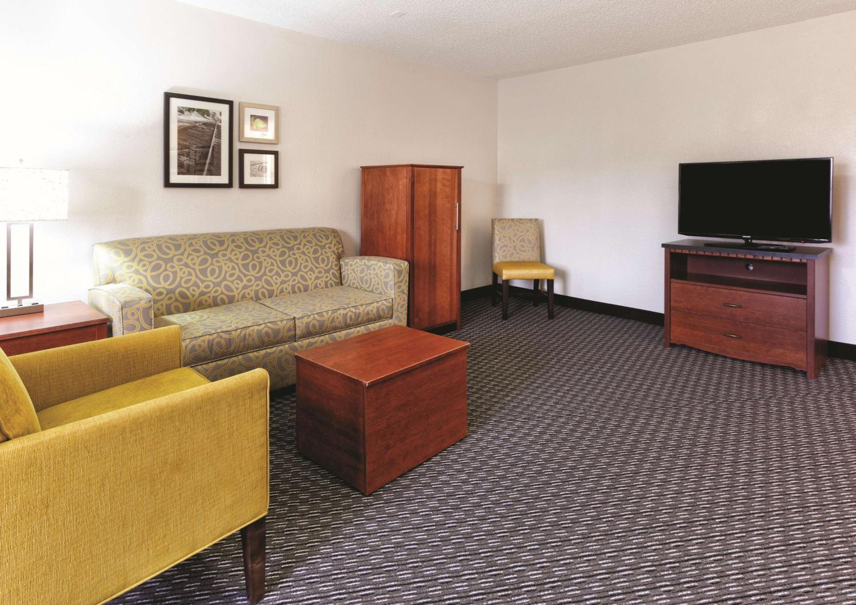 King Suite with Sofa Bed - Non-Smoking photo 3