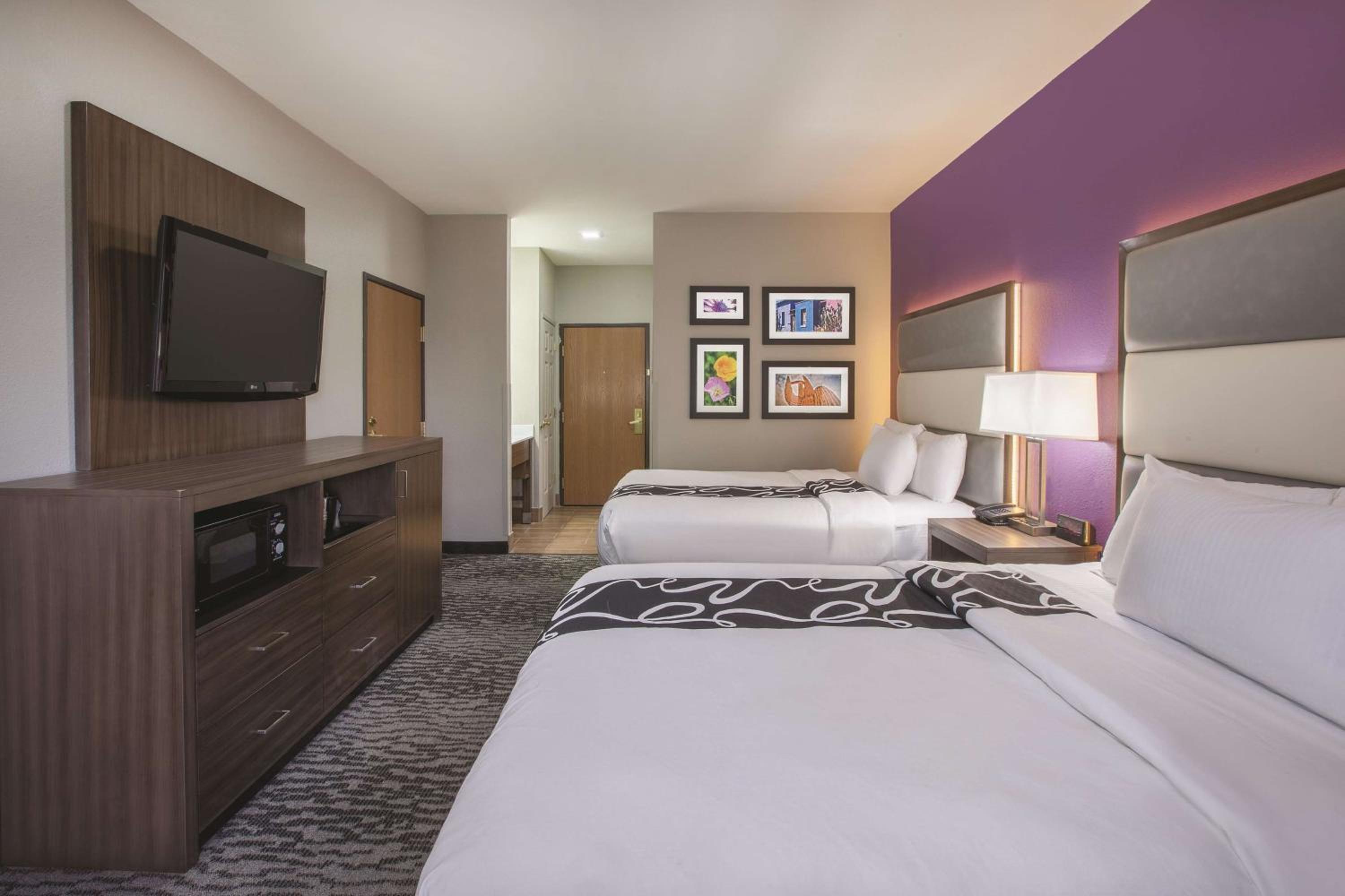 Deluxe Queen Room with Two Queen Beds - Photo 4