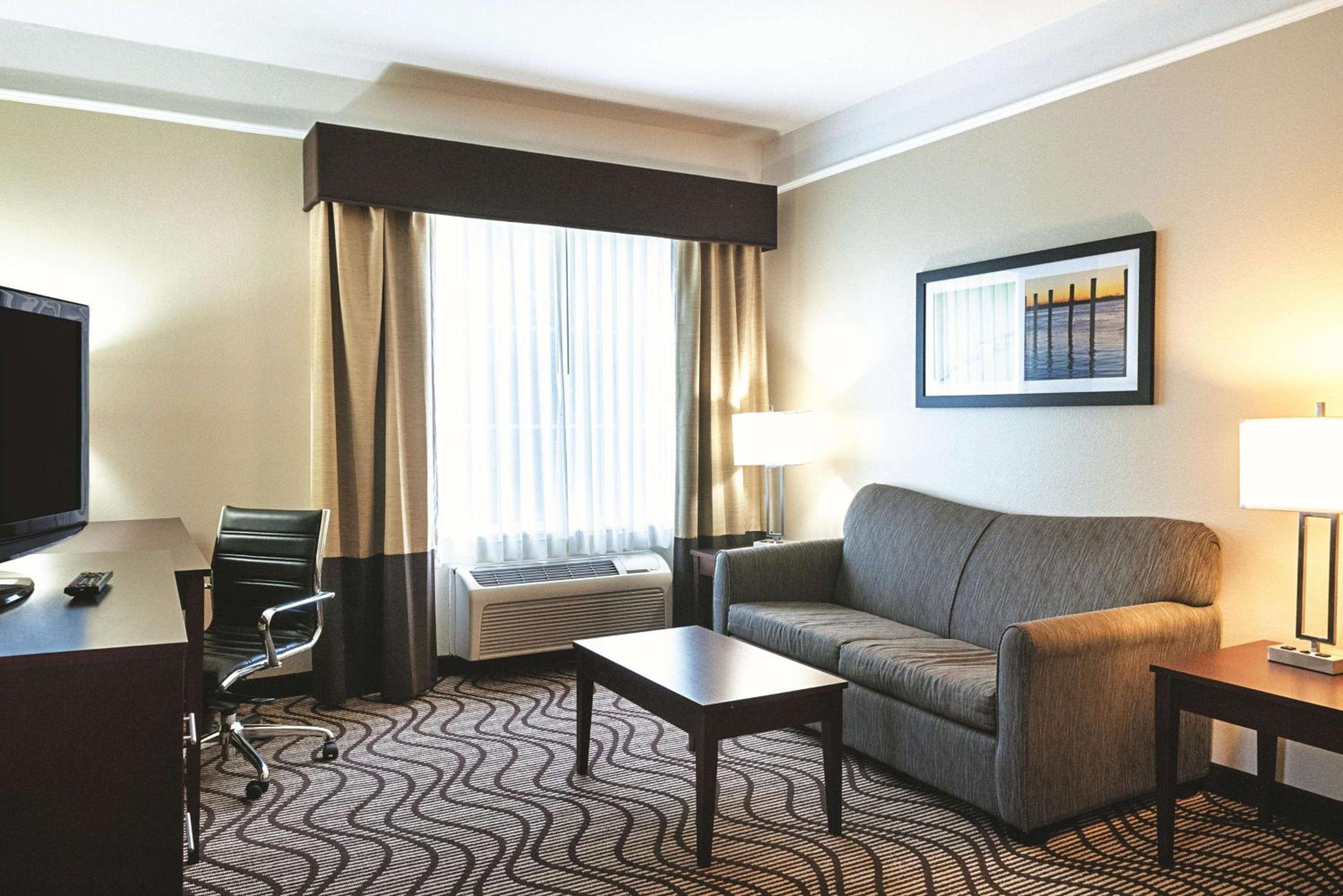 King Suite - Non-Smoking - Photo 4