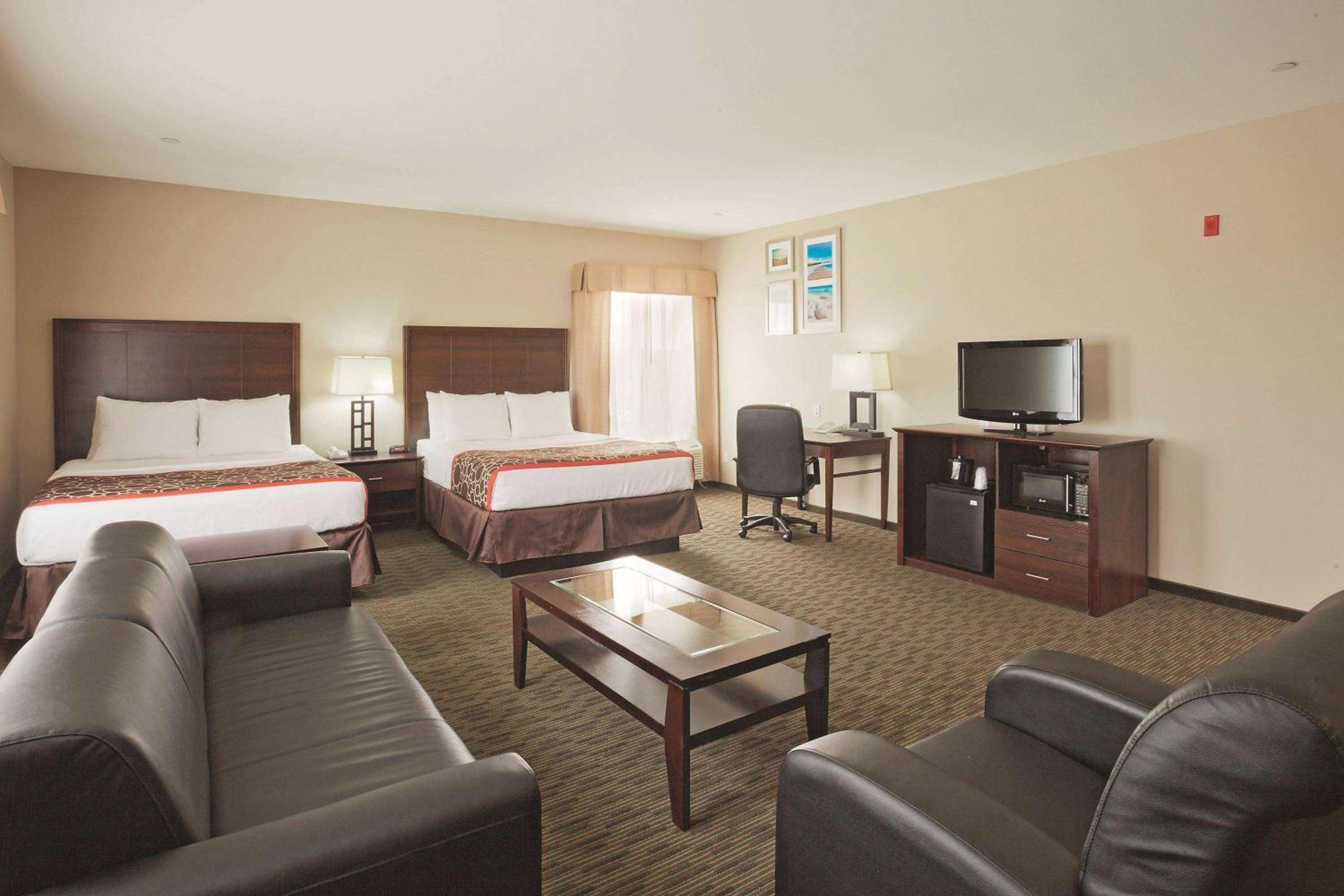 Deluxe Suite with Two Queen Beds - Non-Smoking photo 3
