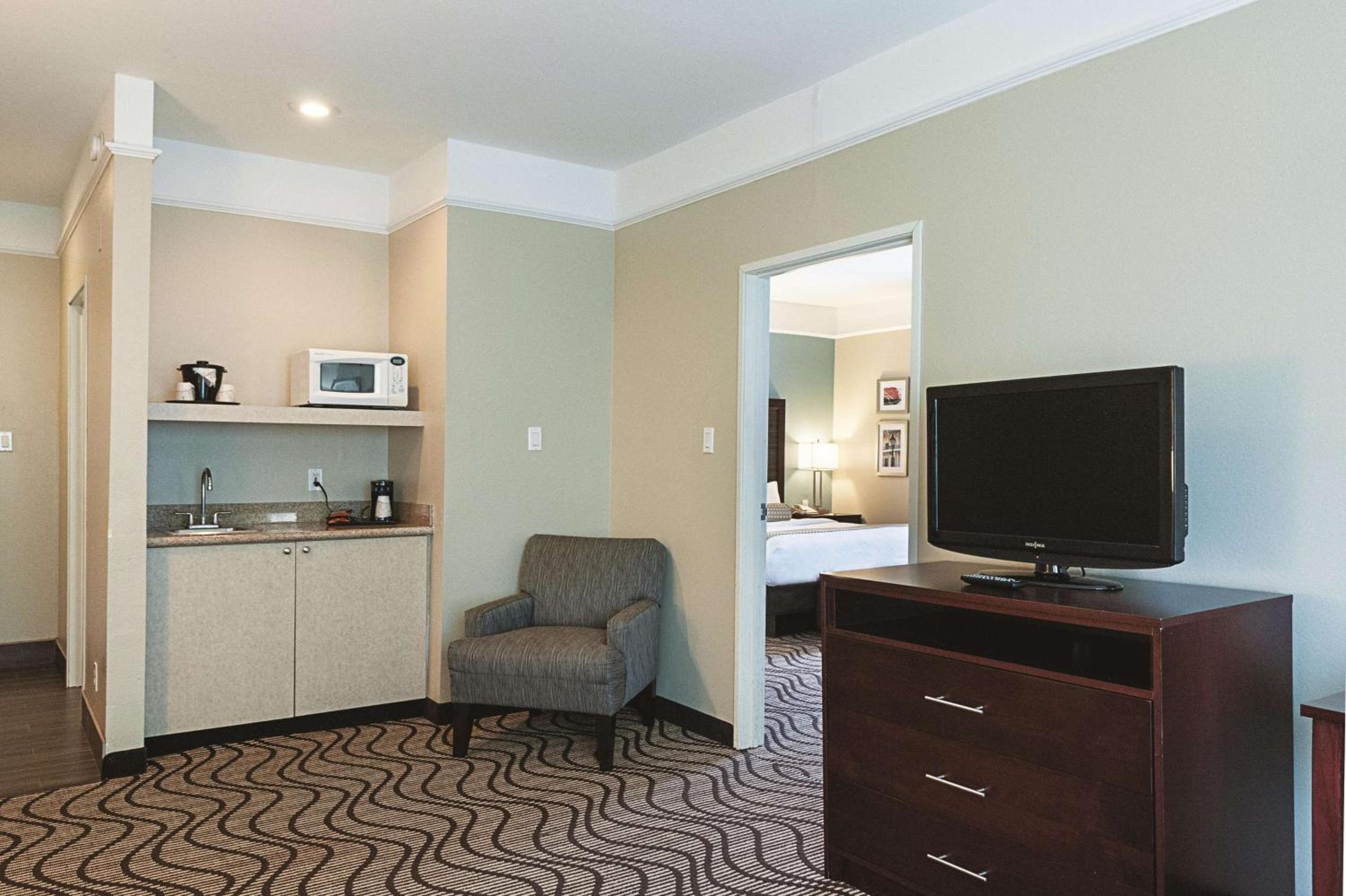 King Suite - Non-Smoking - Photo 2