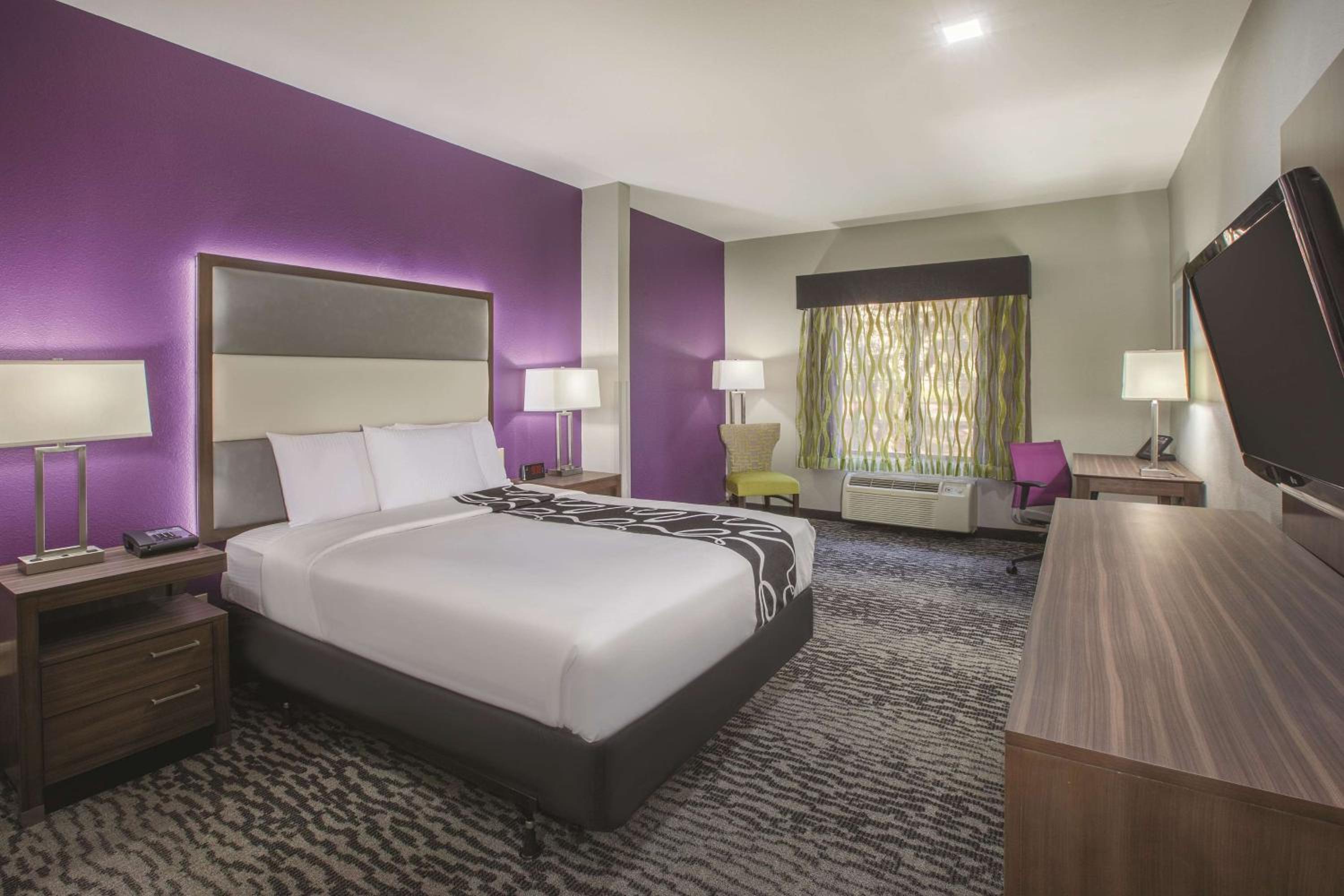 Queen Room - Disability Access - Photo 6