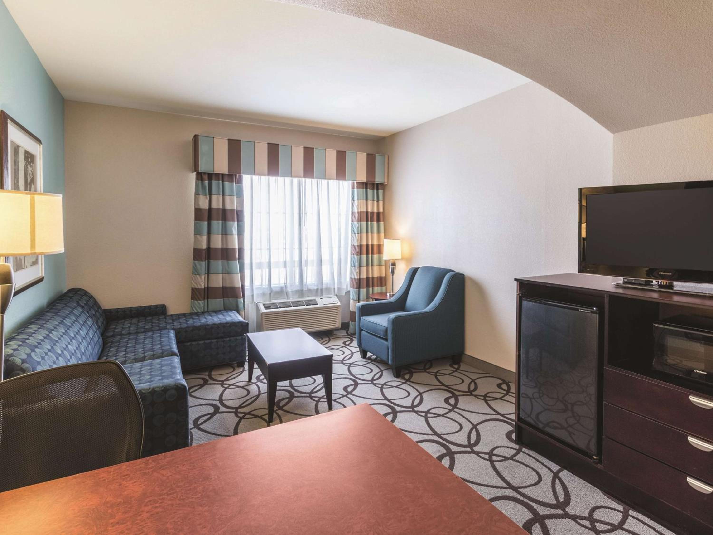 1 King Bed, Deluxe Family Studio Suite, City View, Non-Smoking - Photo 1