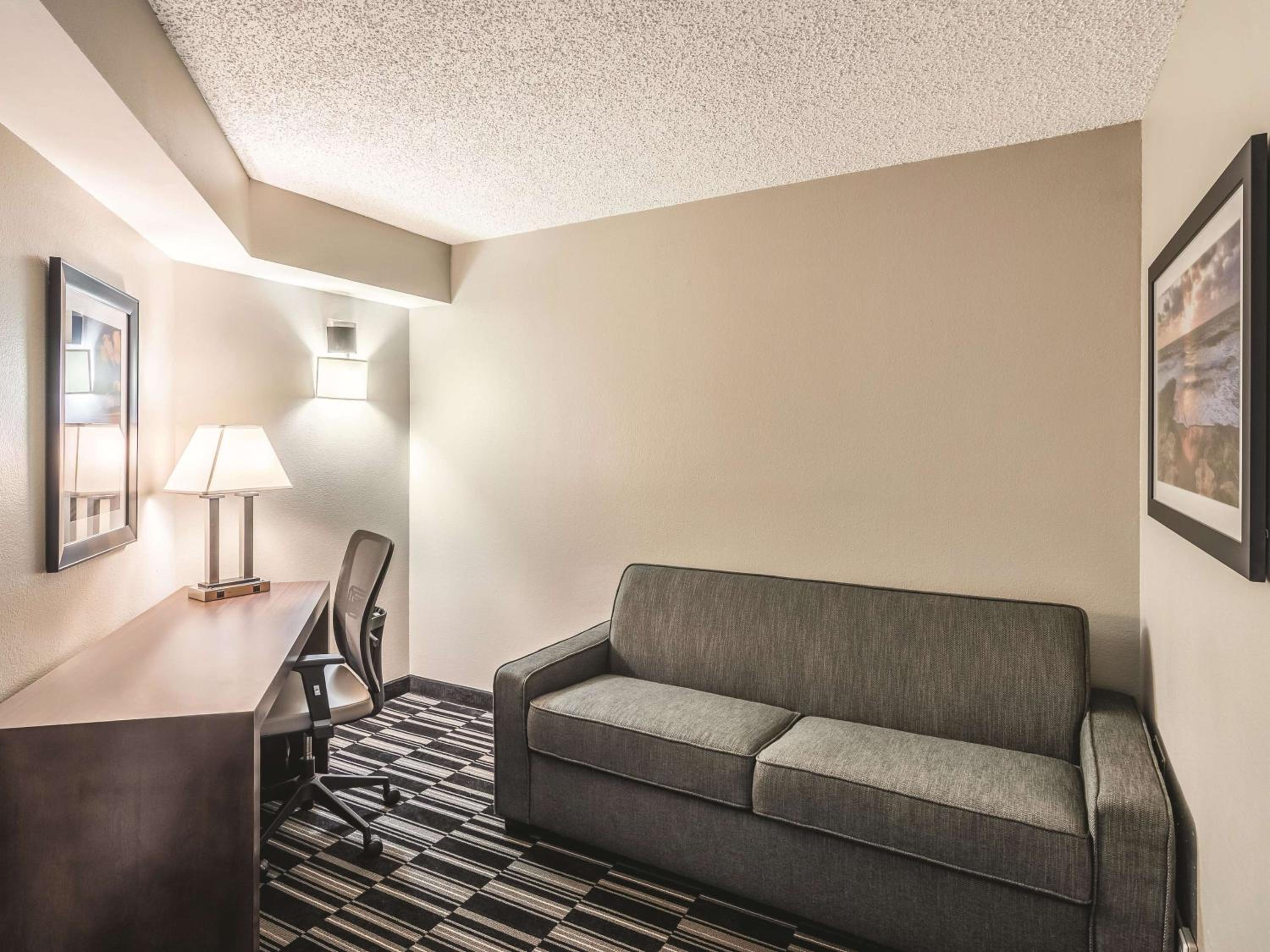 Deluxe King Room - Non-Smoking - Photo 1