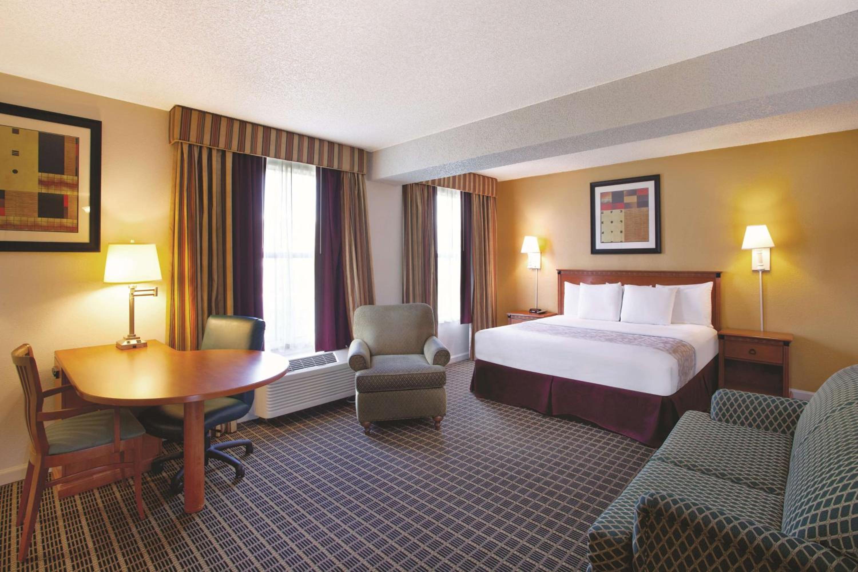Deluxe Executive King Suite - (No Resort Fee) photo 2