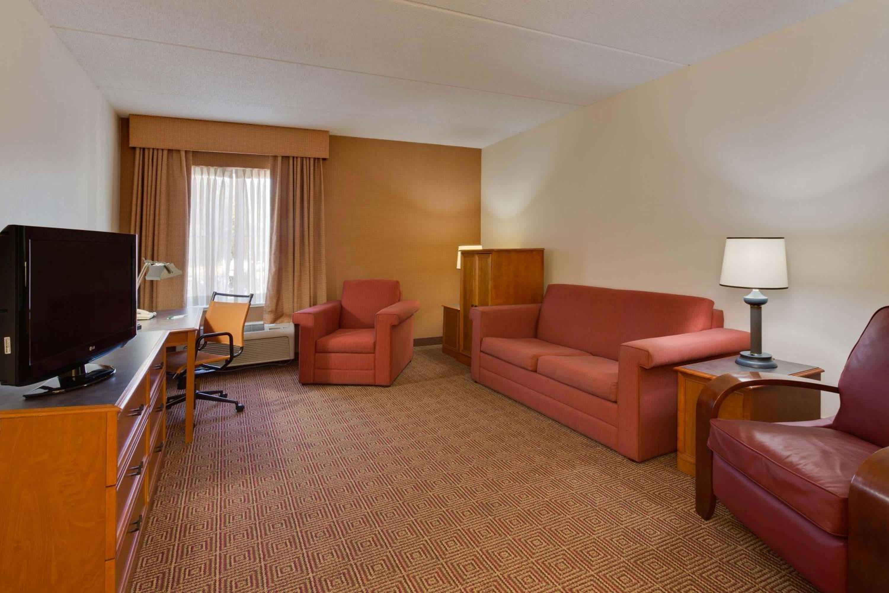 King Suite - Non-Smoking photo 2