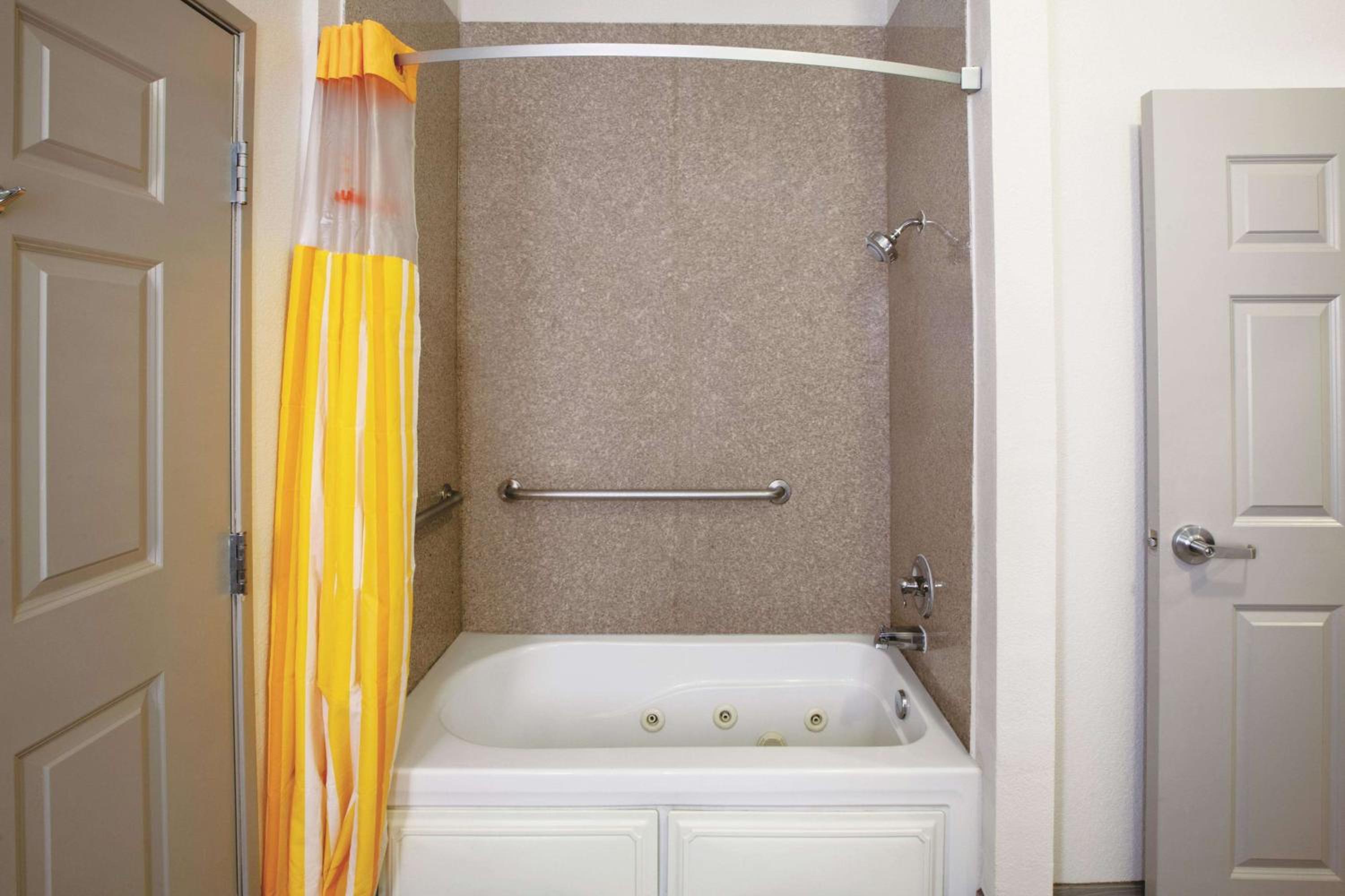 1 King Bed, Deluxe Mobility/Hearing Access Suite, Tub w/ Grab Bars, No Smoking - Photo 2