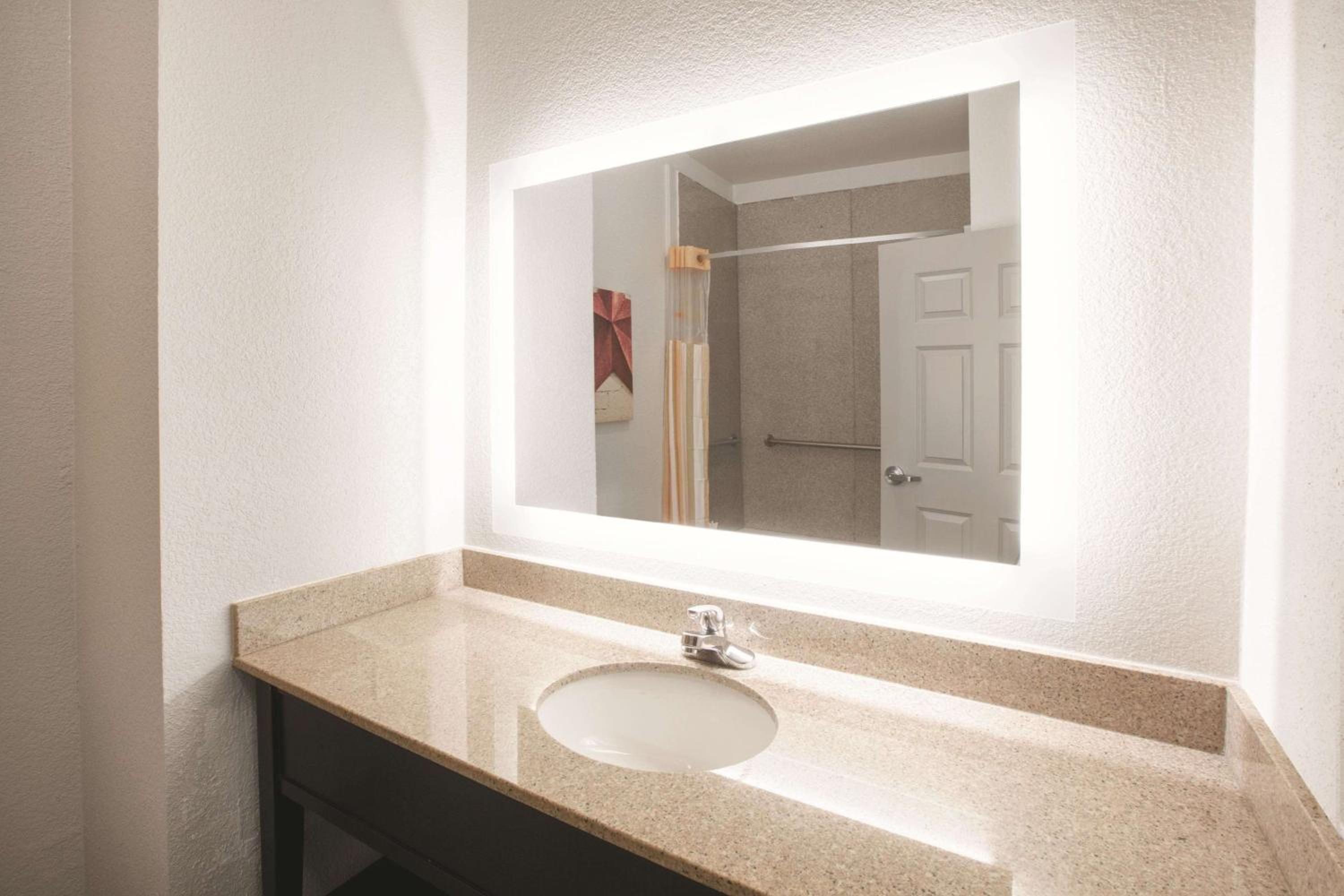 Queen Room with Two Queen Beds and Bath Tub - Mobility/Hearing Accessible - Non-Smoking - Photo 2