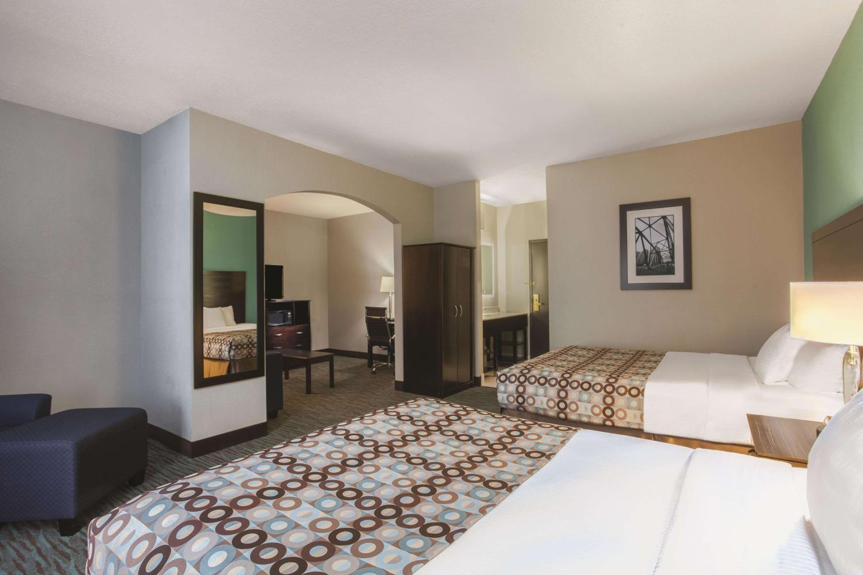 Family Suite with Two Queen Beds - Non-Smoking photo 1