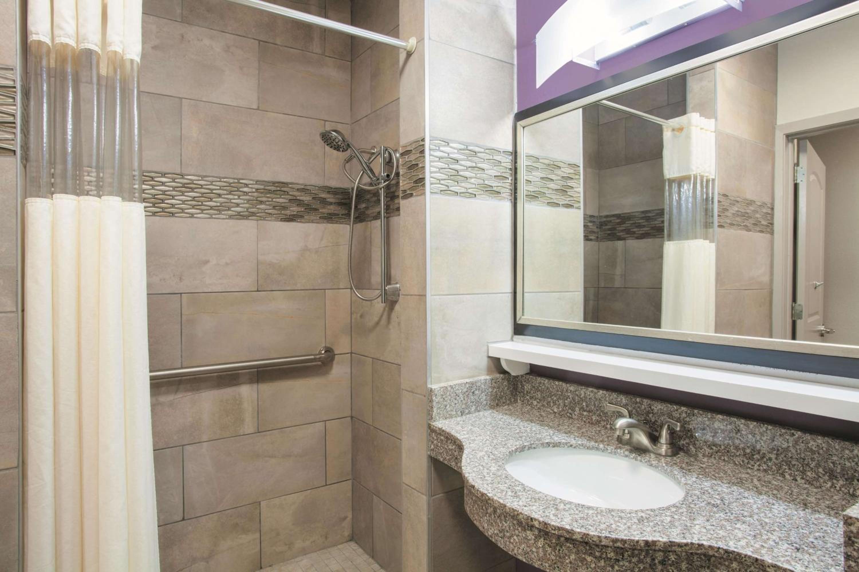 Queen Room with Two Queen Beds and Roll-In Shower - Mobility/Hearing Accessible - Non-Smoking - Photo 2