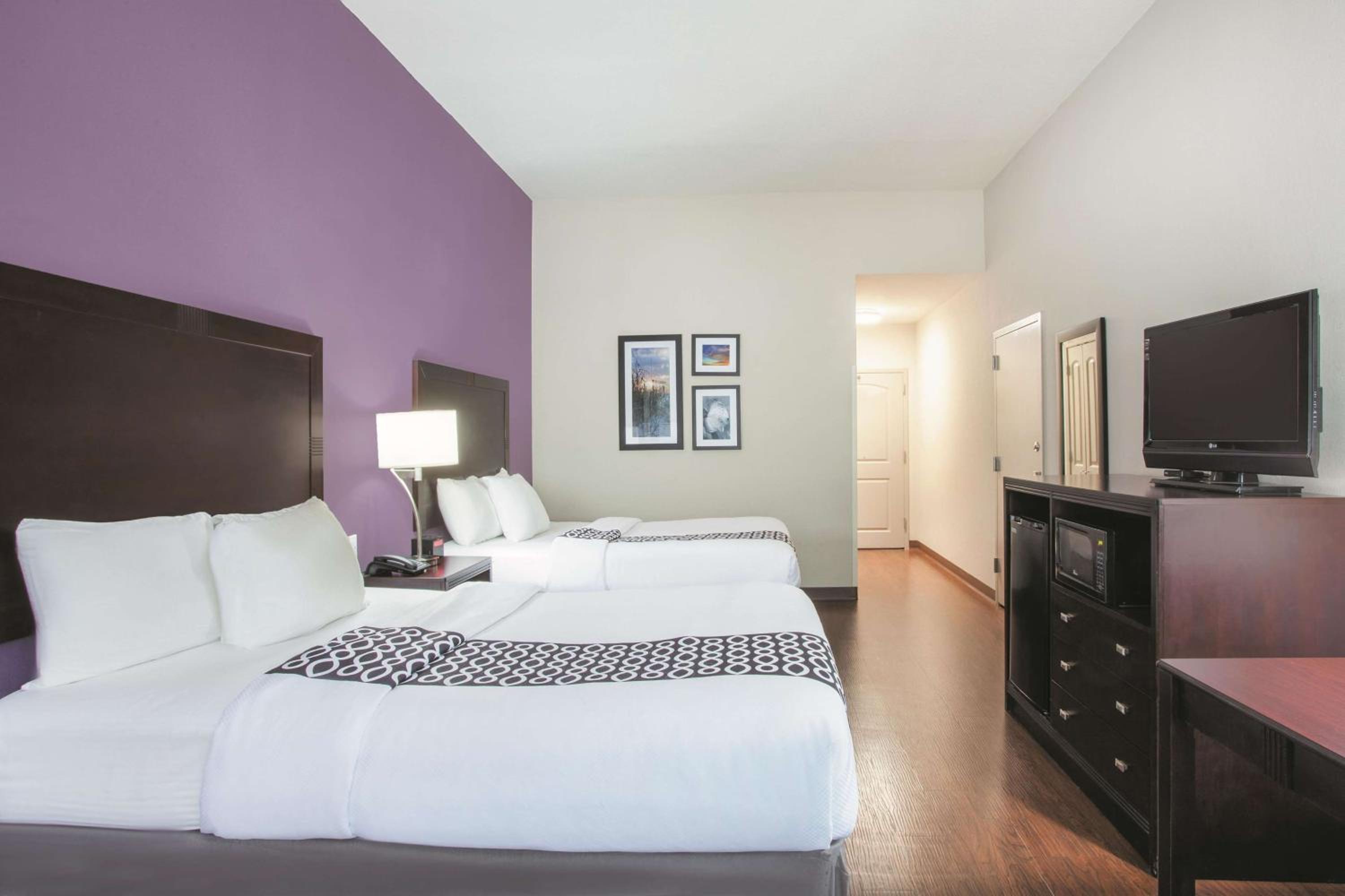 Queen Room with Two Queen Beds and Roll-In Shower - Mobility/Hearing Accessible - Non-Smoking - Photo 4