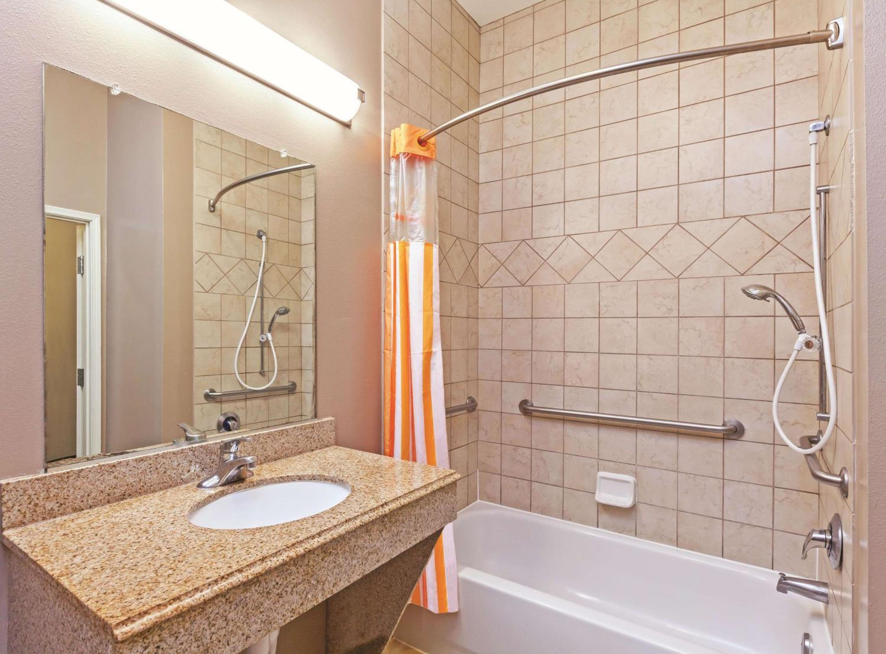 King Room with Bath Tub - Mobility Accessible/Non-Smoking photo 2