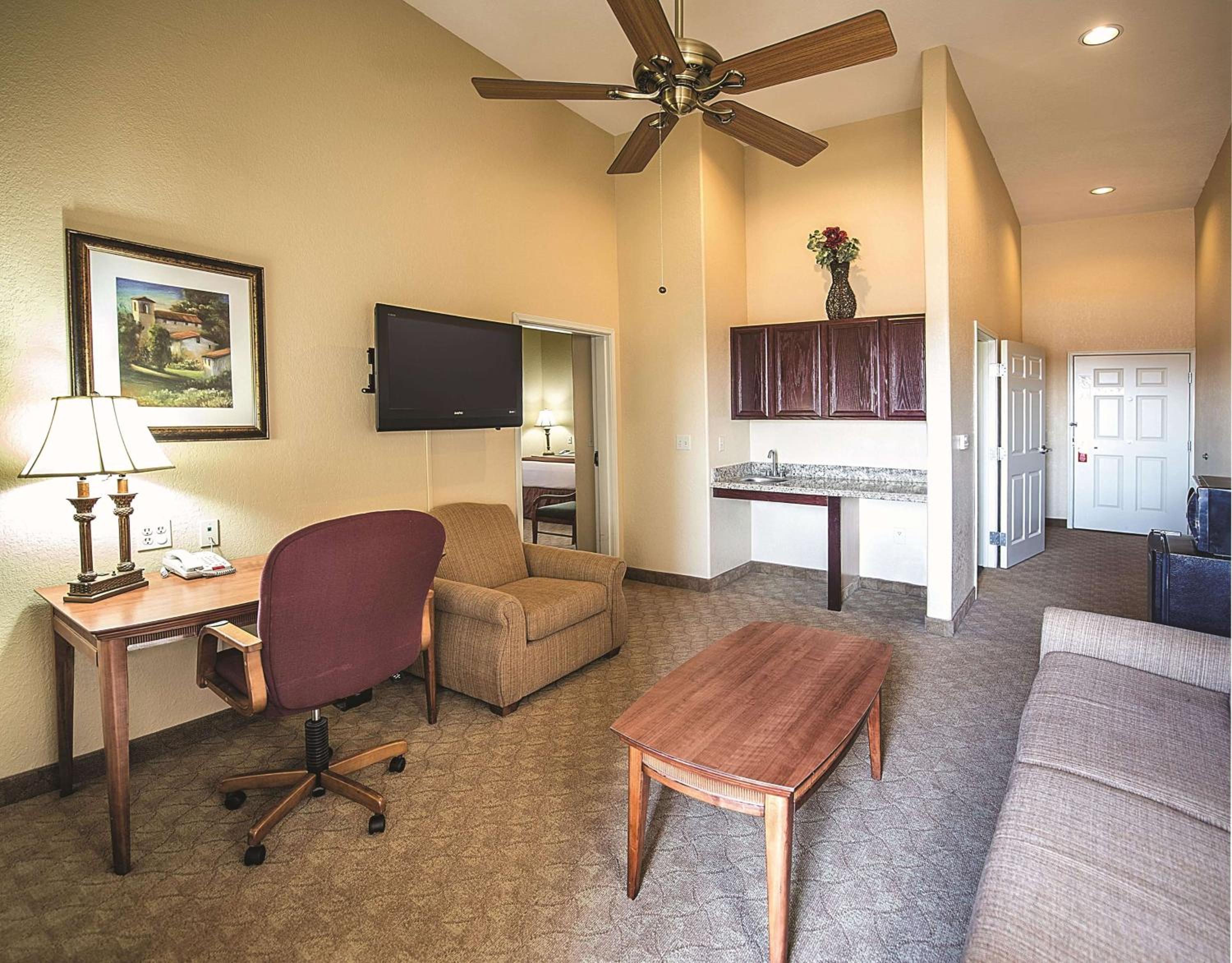 1 King Bed, Mobility/Hearing Accessible Suite, Lake View, Bathtub w/ Grab Bars - Photo 2