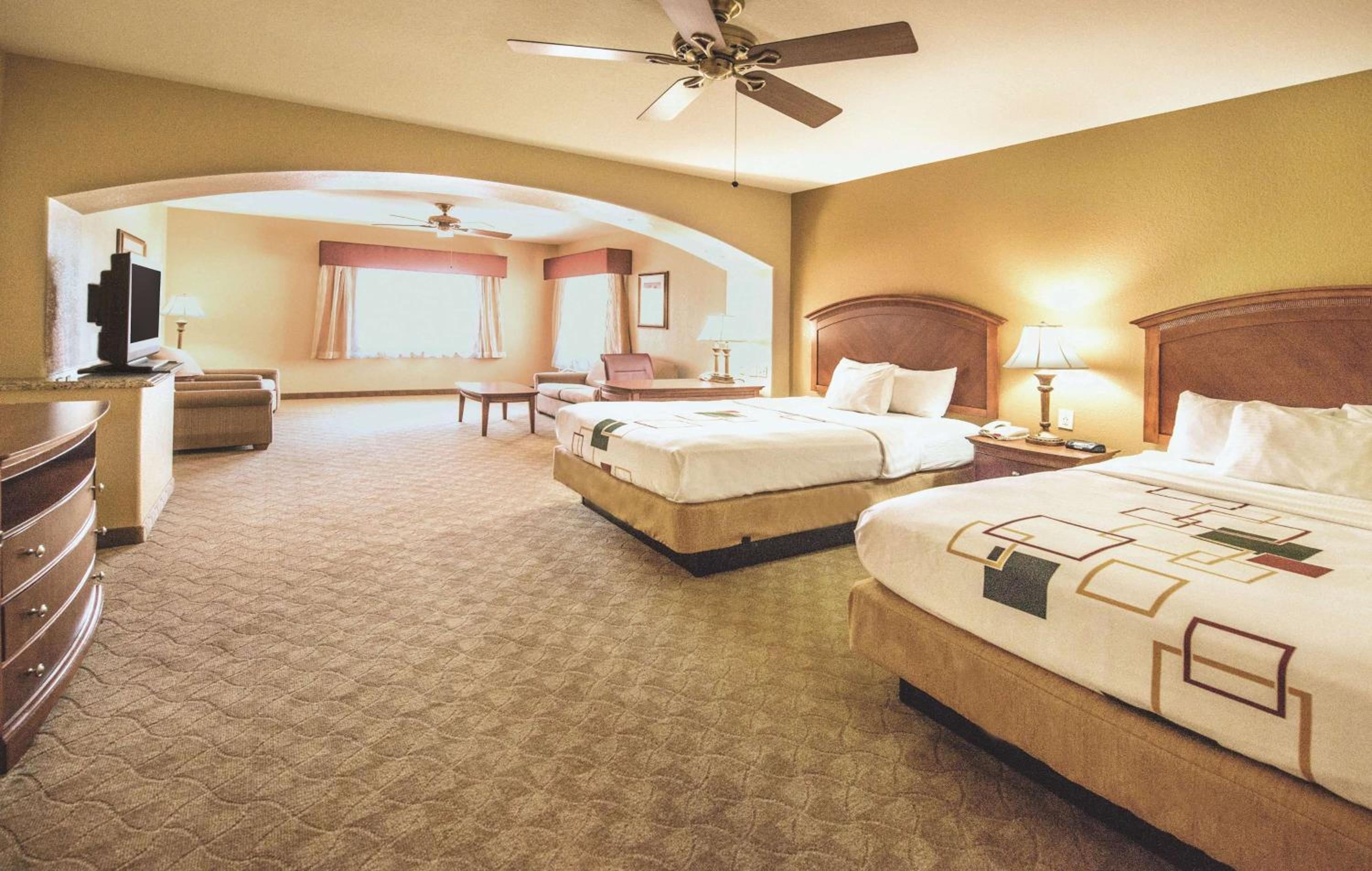 Suite with Two Queen Beds - No Balcony/2nd Floor - Photo 2
