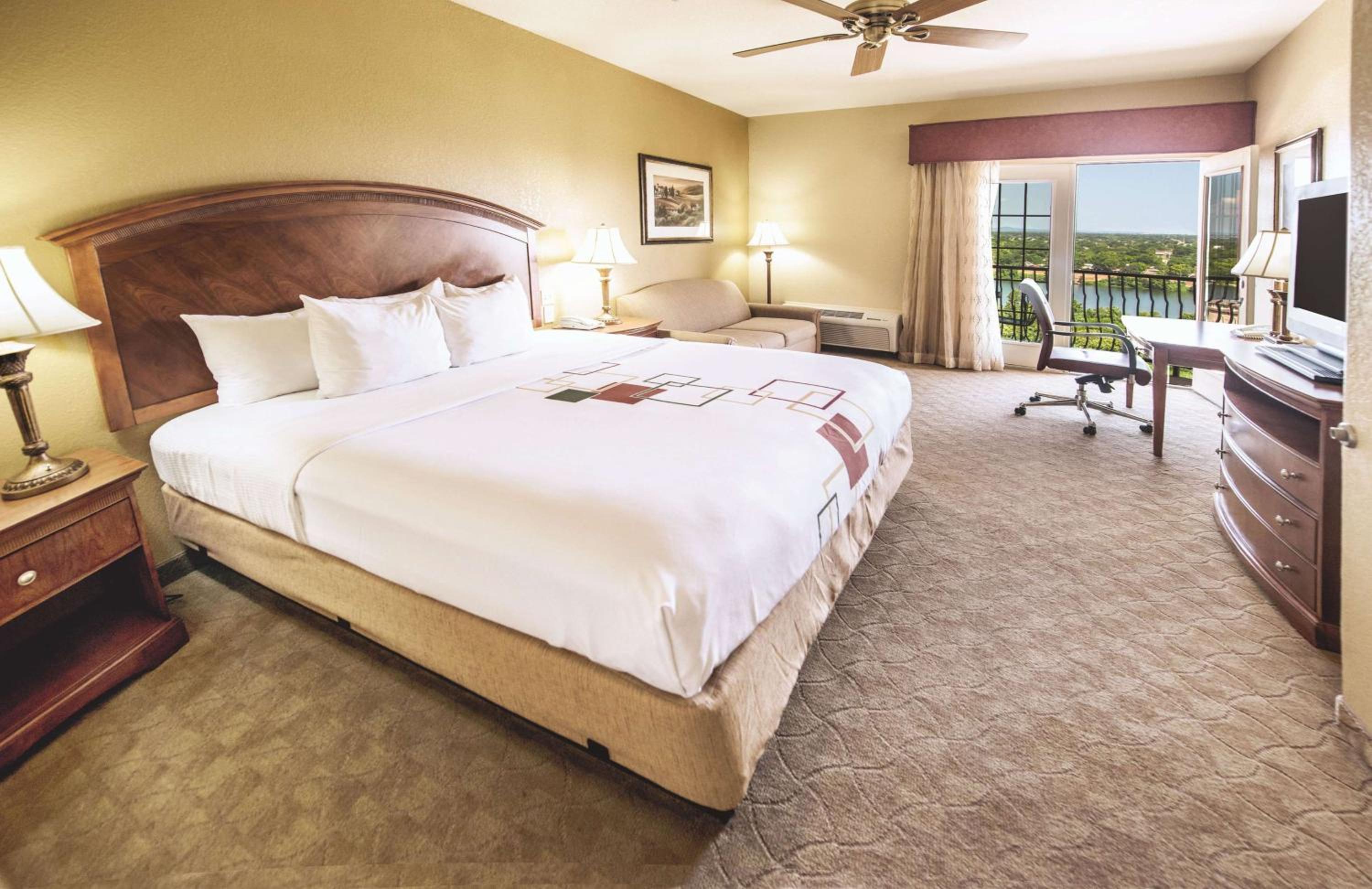 Deluxe King Room with Balcony and Lake View - 2nd Floor - Photo 4