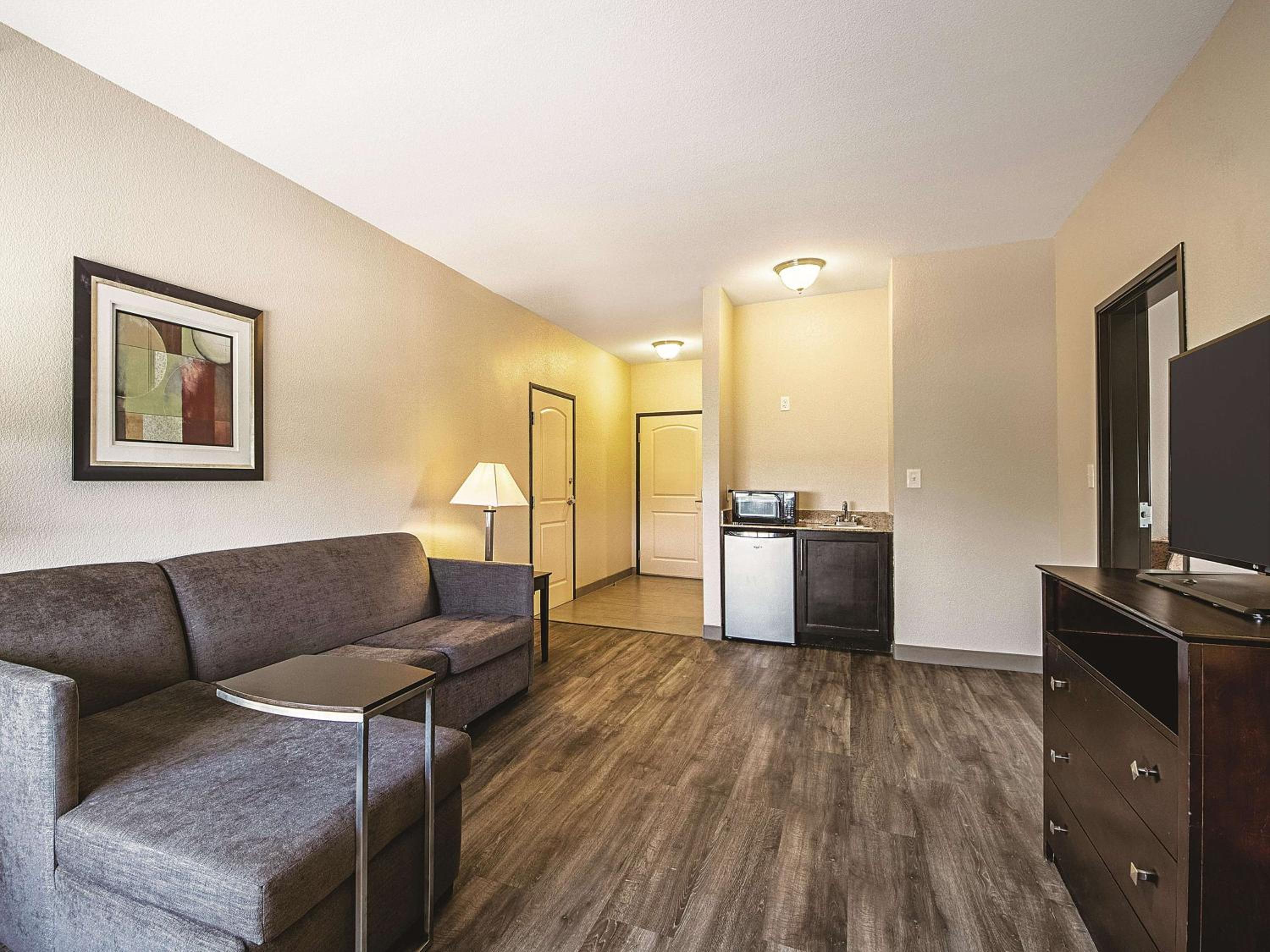 Deluxe King Suite - Non-Smoking - Photo 4