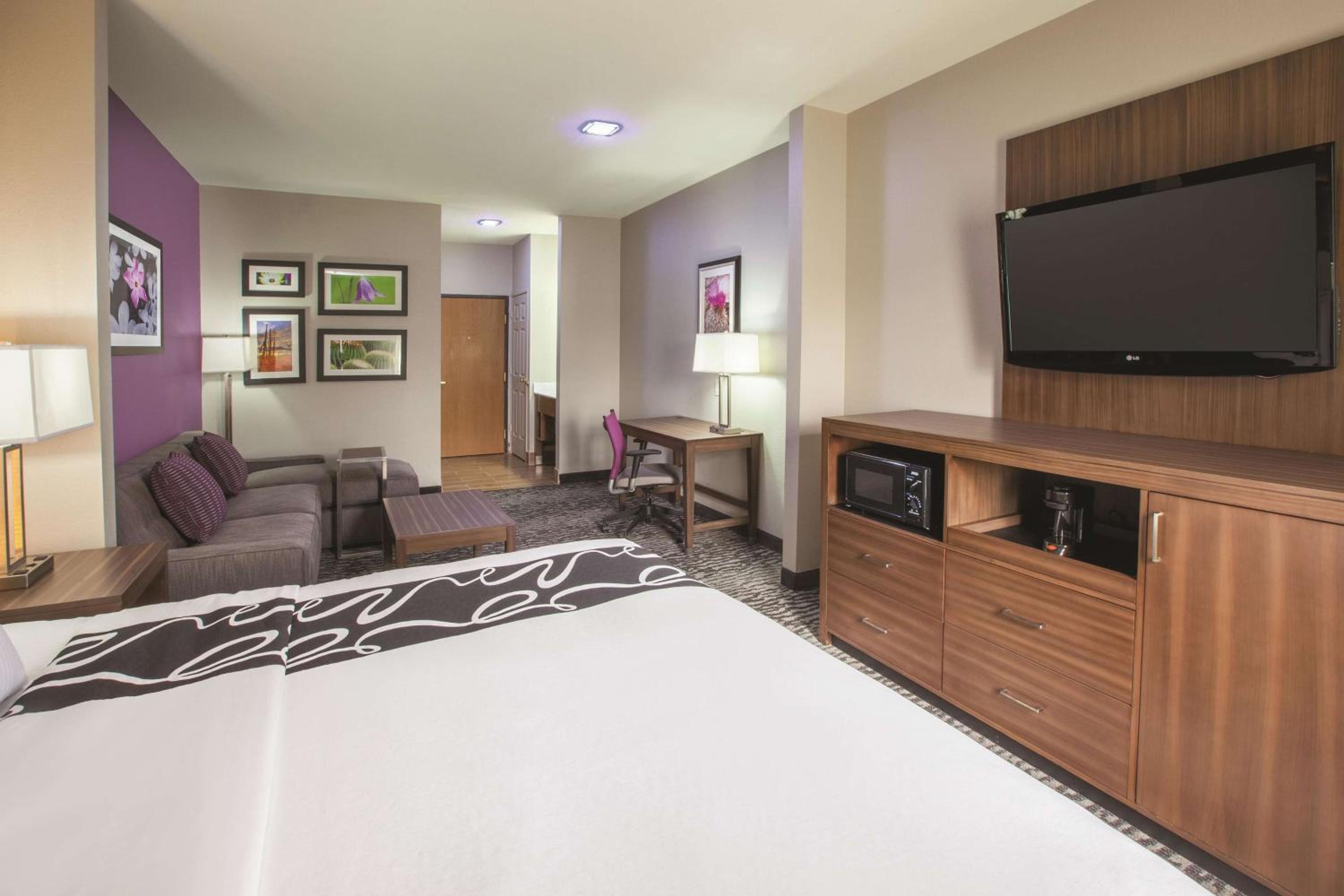Deluxe King Suite - Non-Smoking - Photo 5
