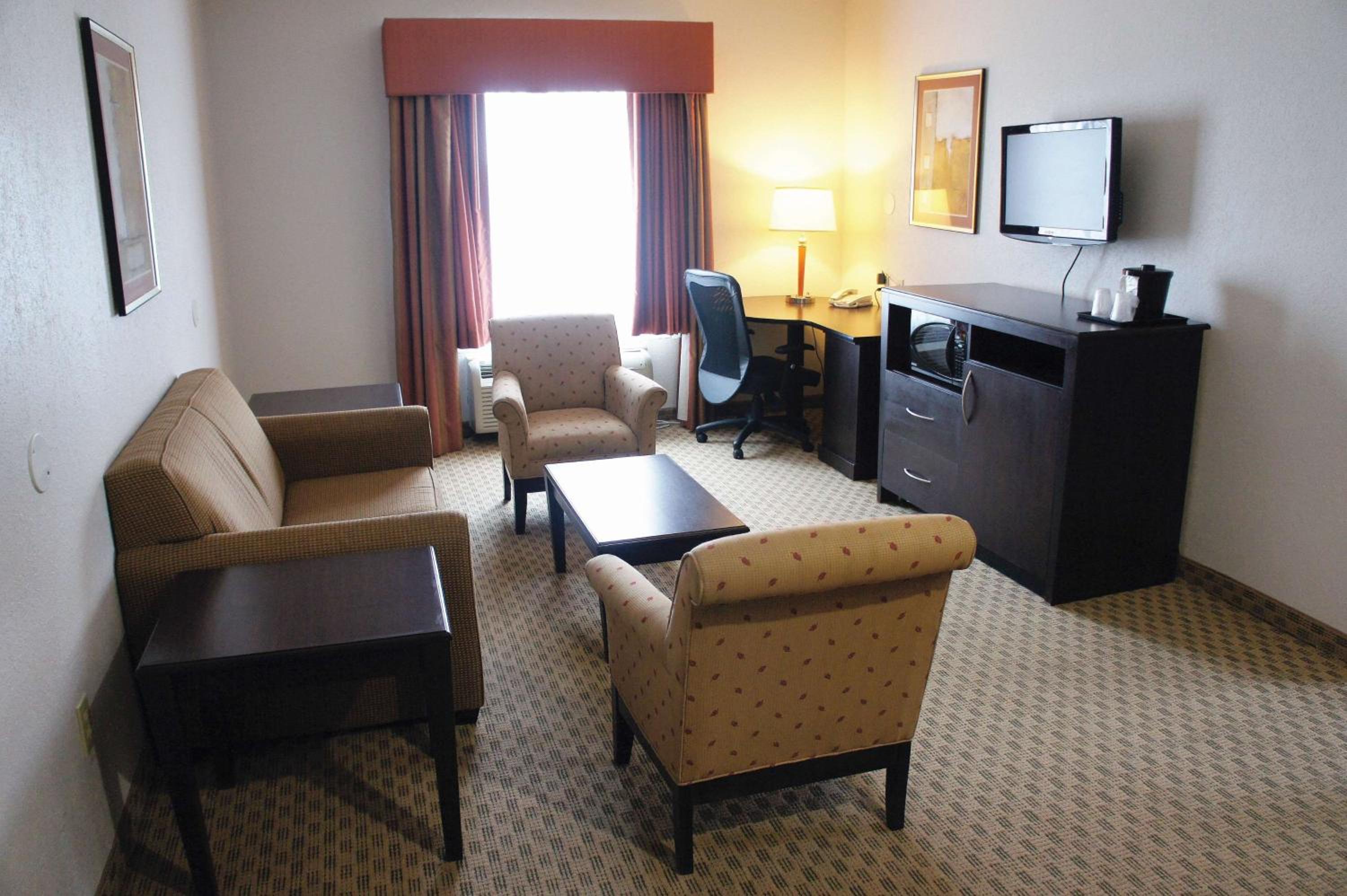 Deluxe Family Suite - Non-Smoking - Photo 1