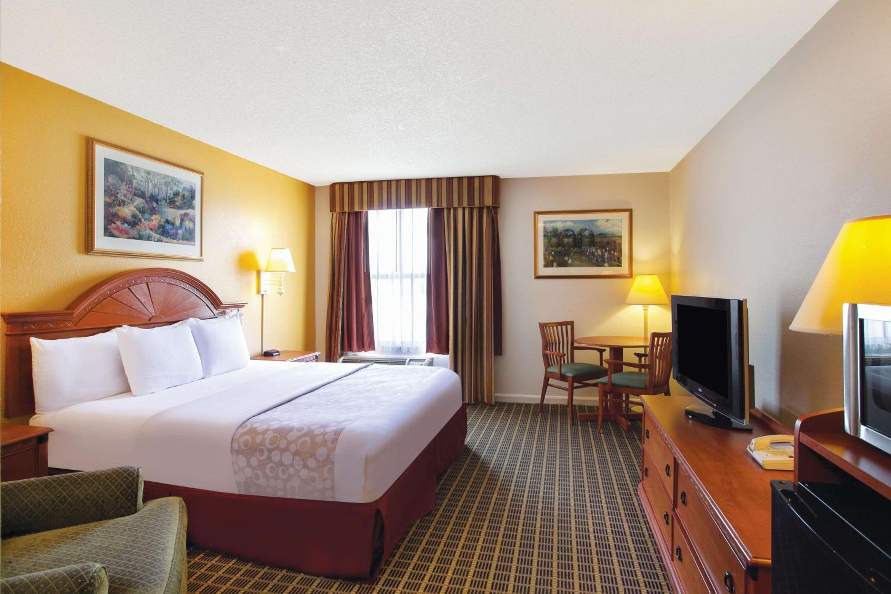 King Room - Mobility and Hearing Impaired Access/Non-Smoking photo 2