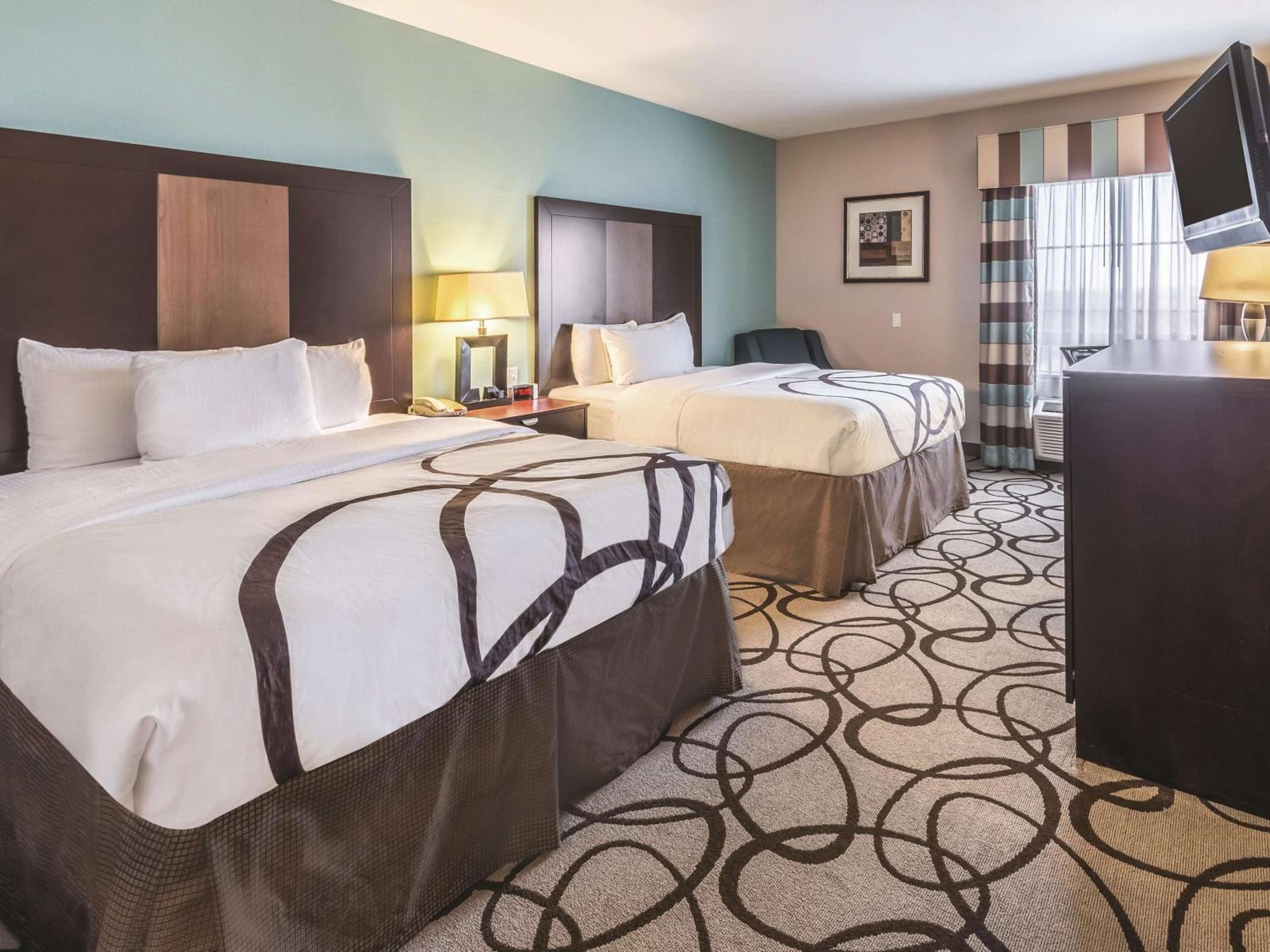 2 Queen Beds, Lake/Pool View, Non-Smoking - Photo 2