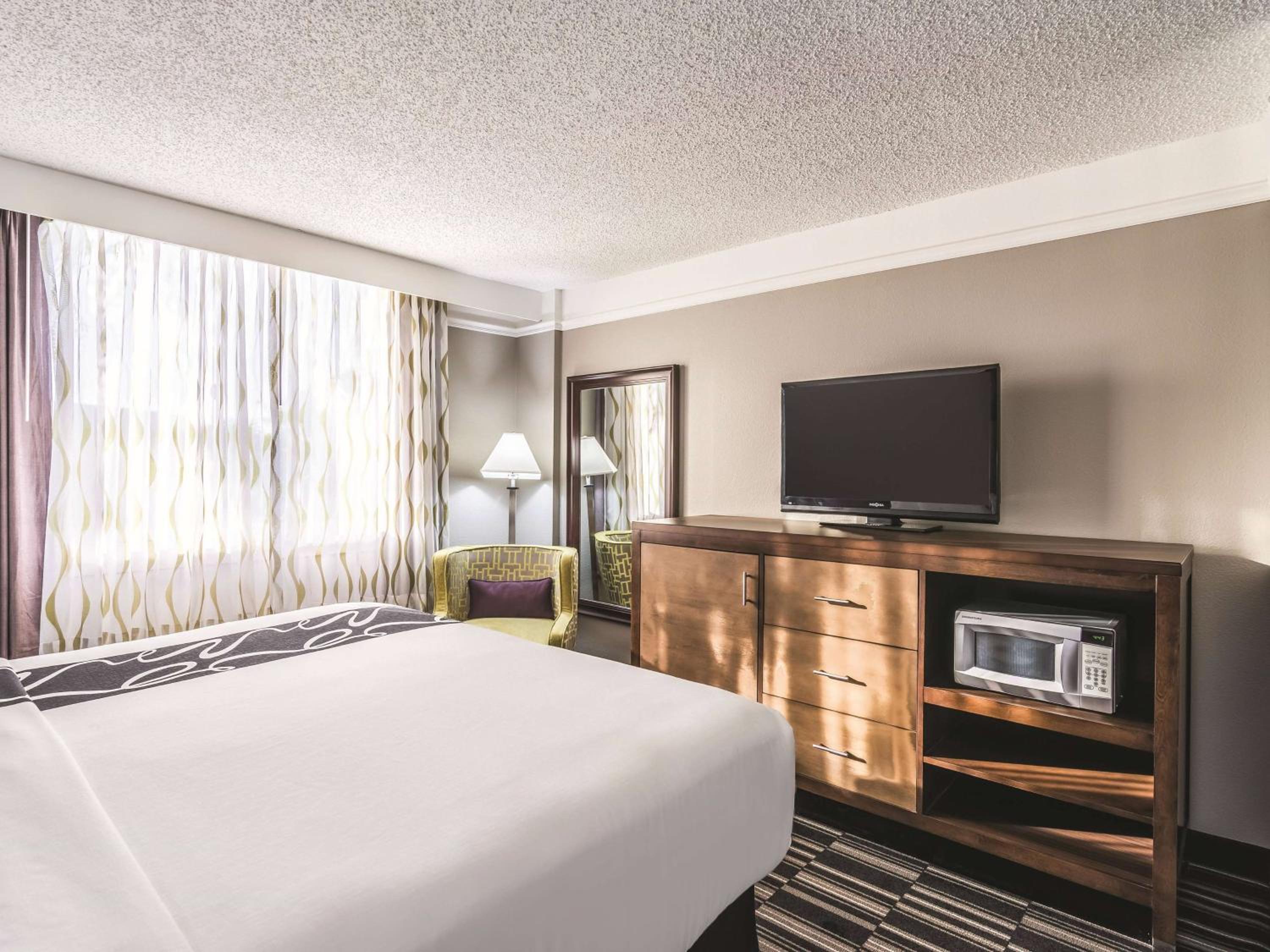King Room - Non-Smoking - Photo 3