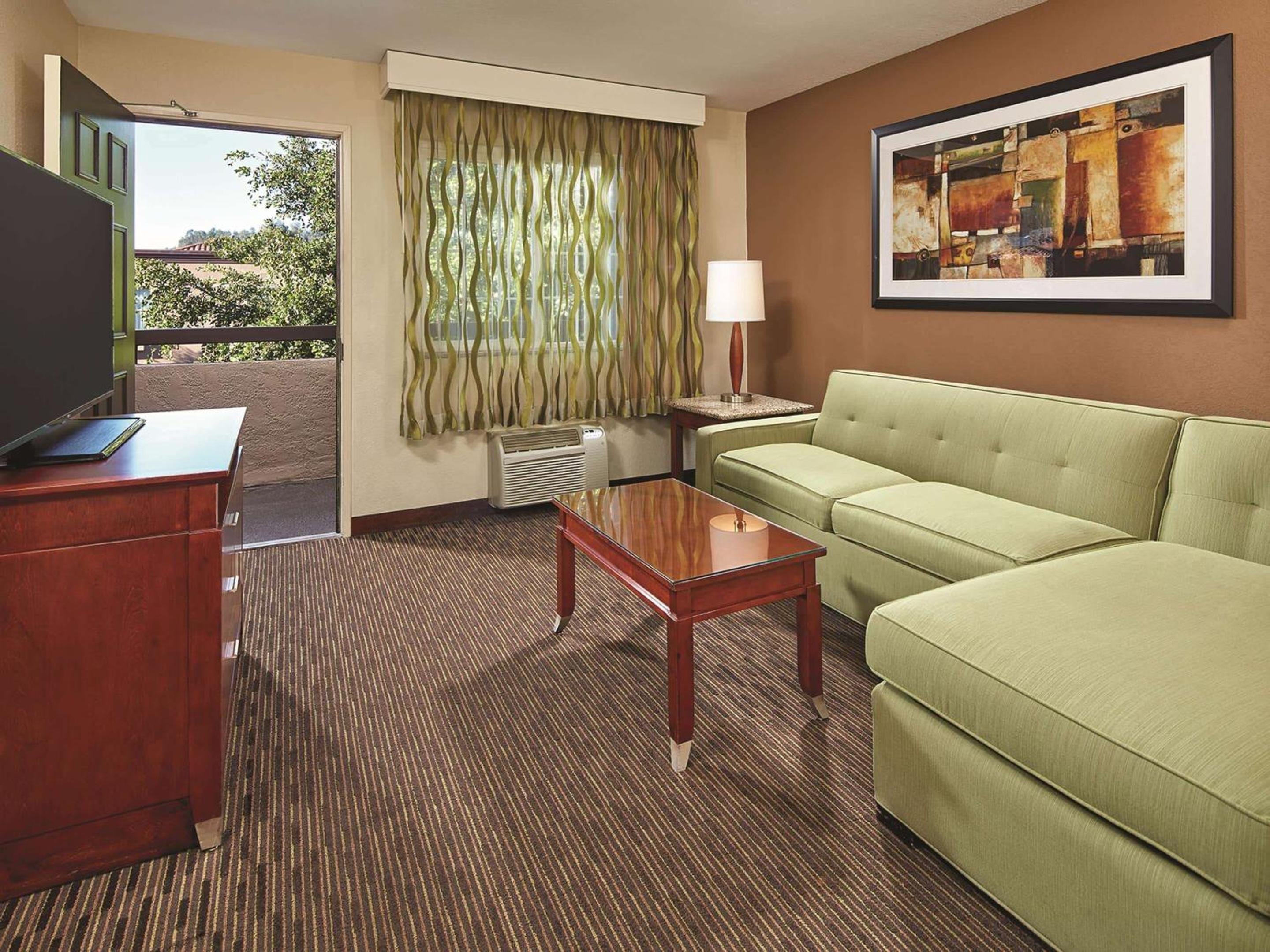Queen Room with Mobility/Hearing Access - Non-Smoking photo 2