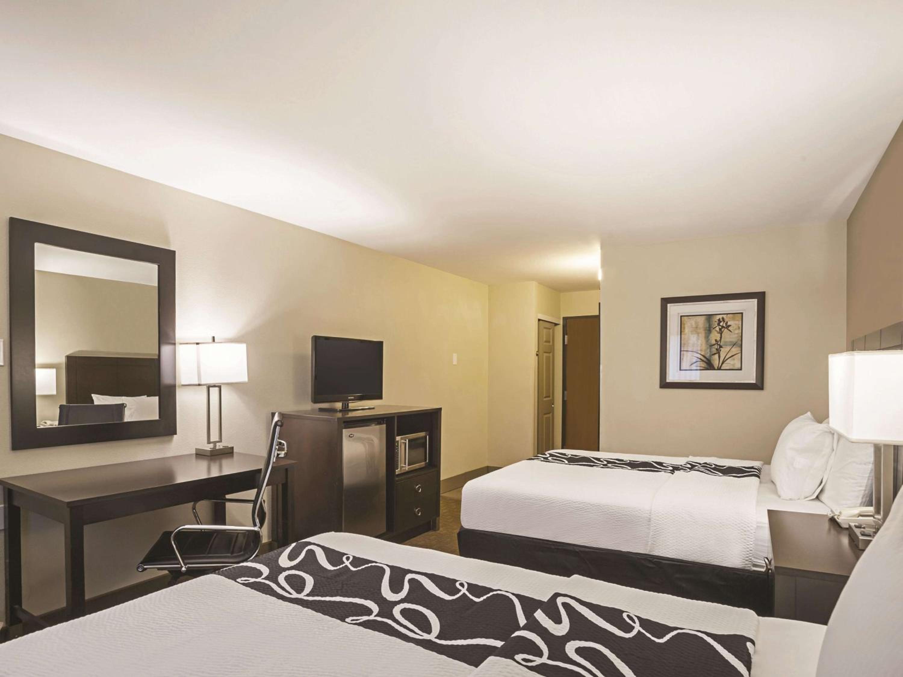 Deluxe Queen Room with Two Queen Beds - Photo 3