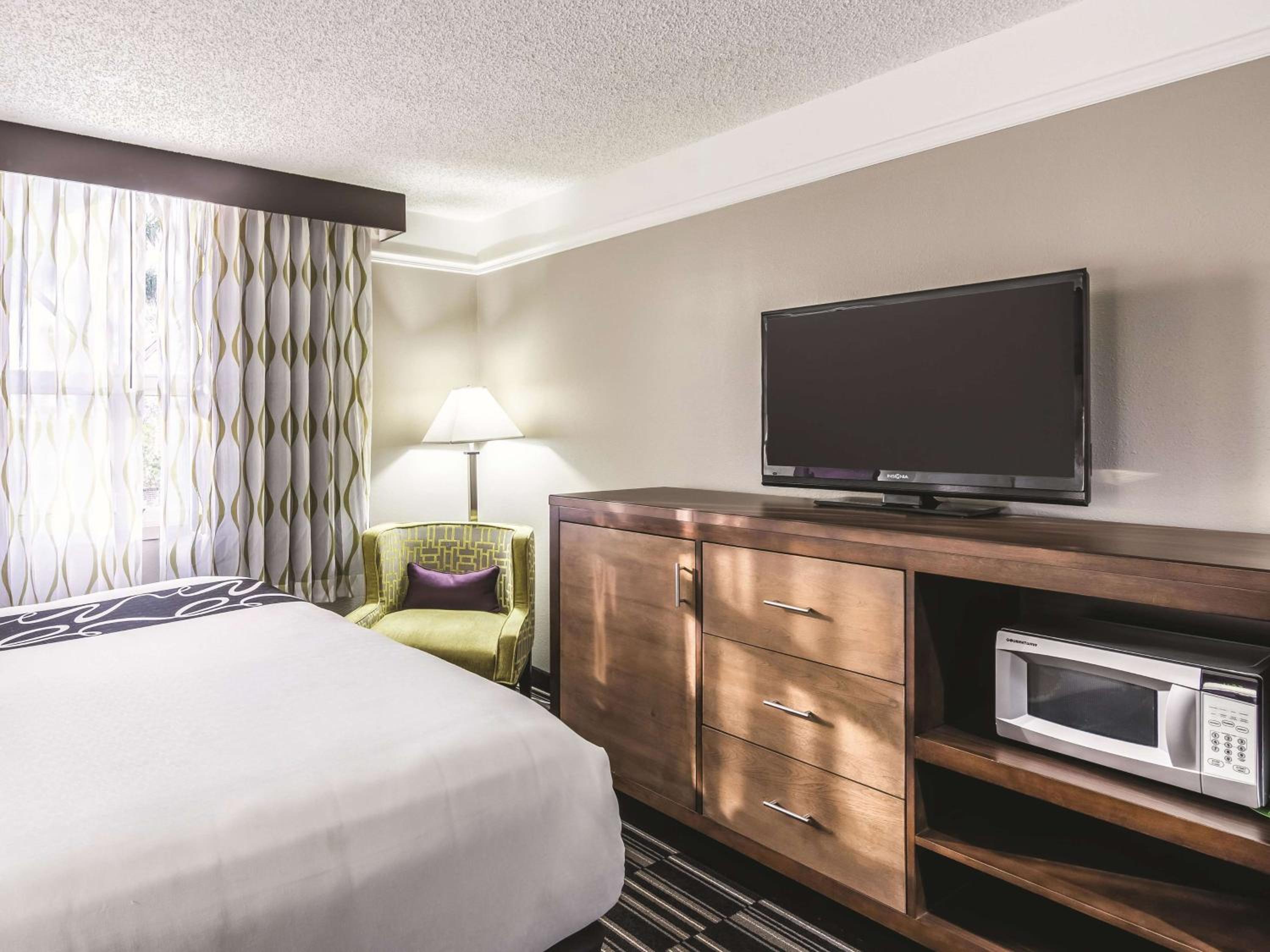 Deluxe King Room - Non-Smoking - Photo 2