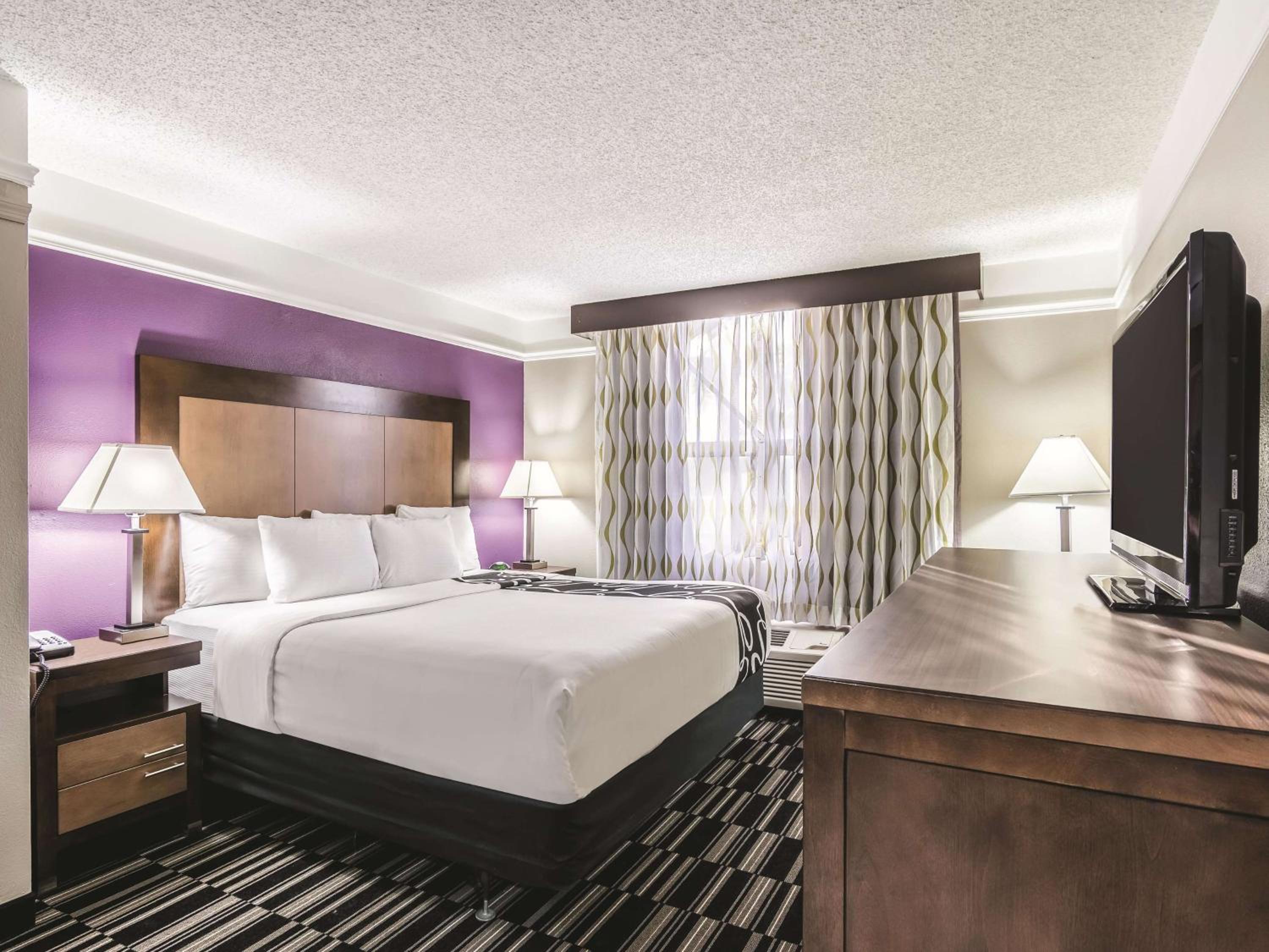 Deluxe King Room - Non-Smoking - Photo 3