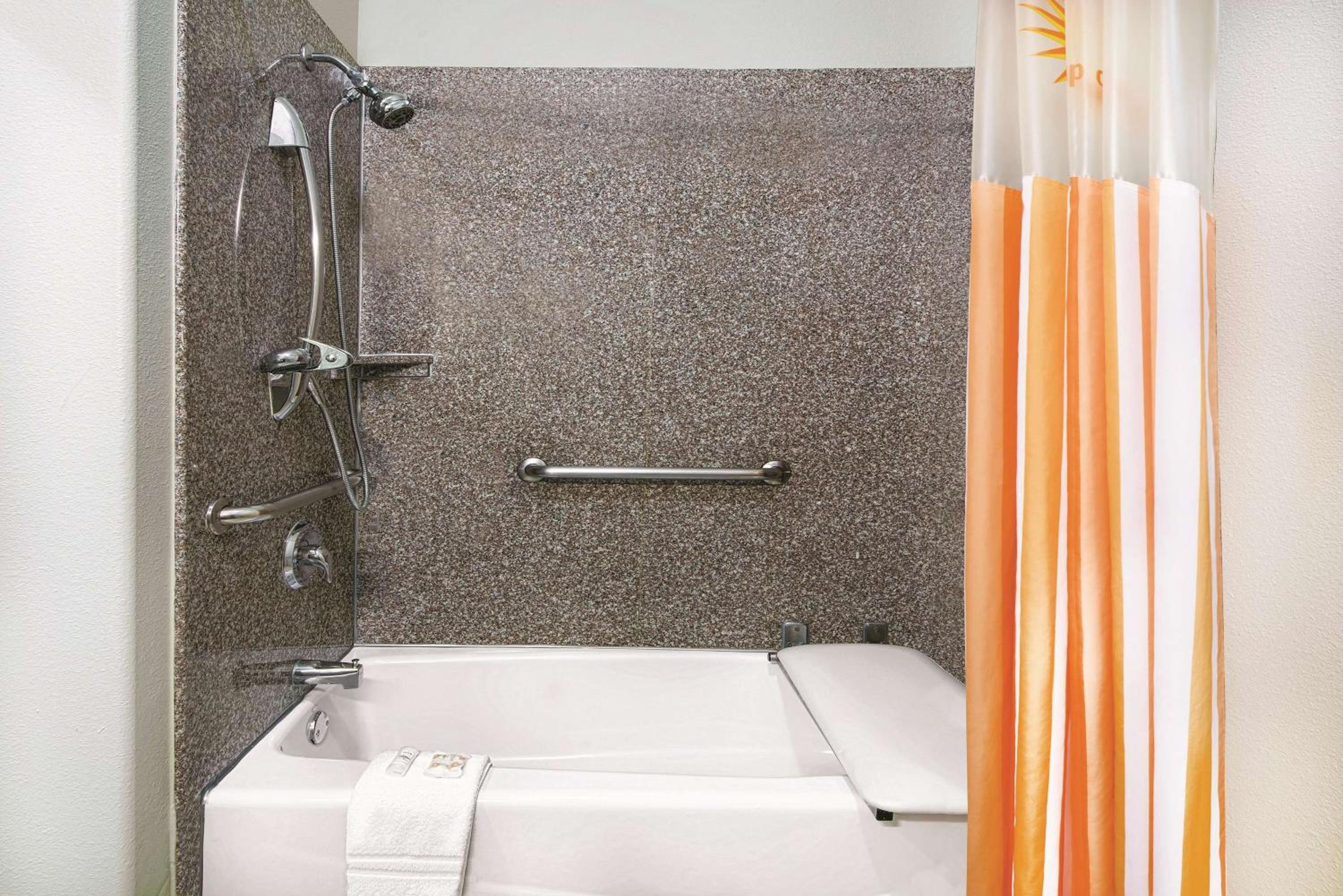 King Room with Tub and Countryside View - Mobility Access/Non-Smoking photo 2